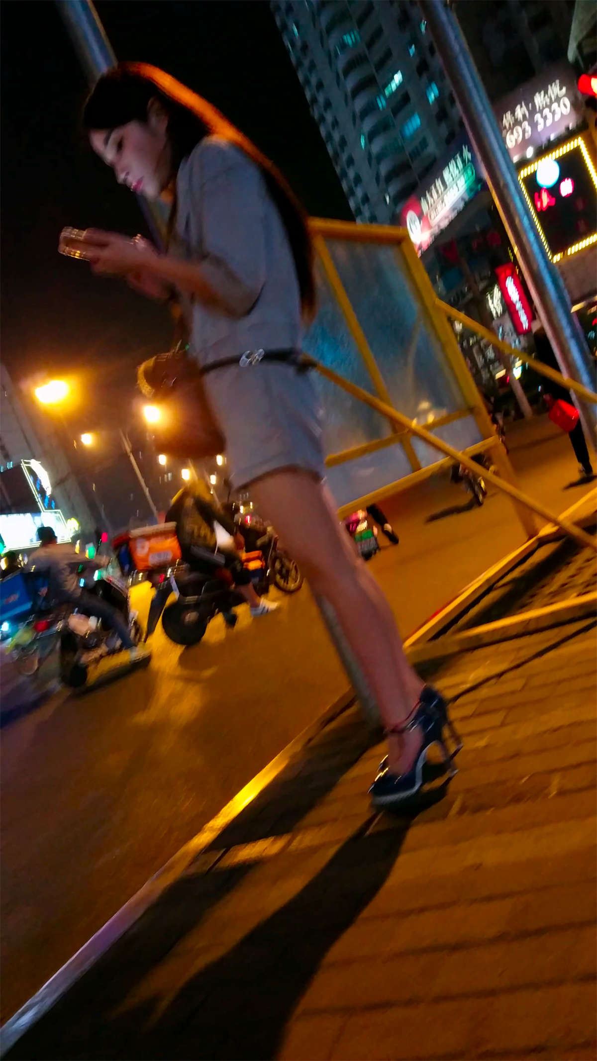 夜晚灰色短裤高跟极品长腿漂亮美少妇