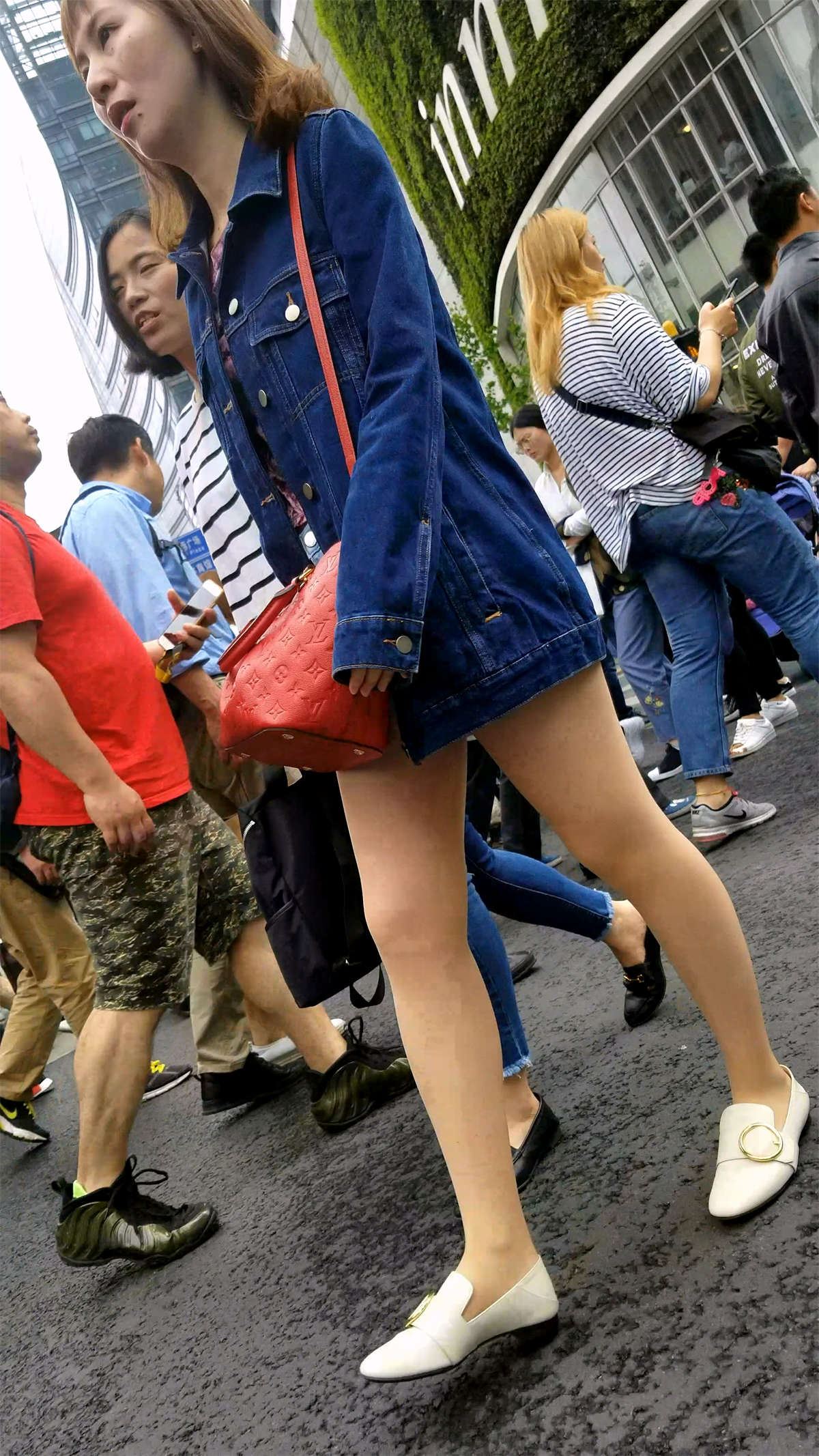 牛仔外套街拍美腿肉丝袜女孩