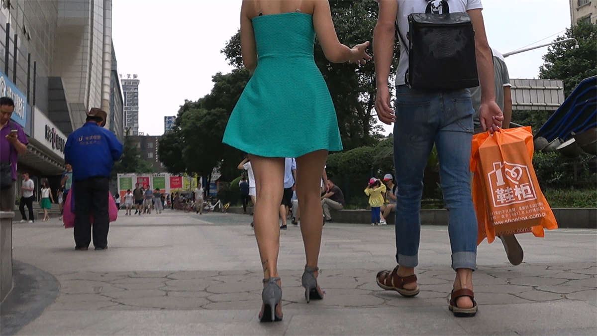 绿色连衣短裙高跟丰满身材漂亮美女
