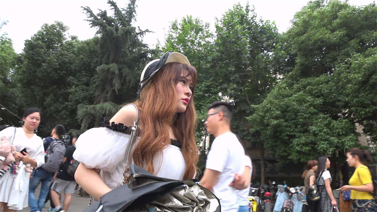 跟拍白色束腰连衣短裙高跟白腿漂亮美眉