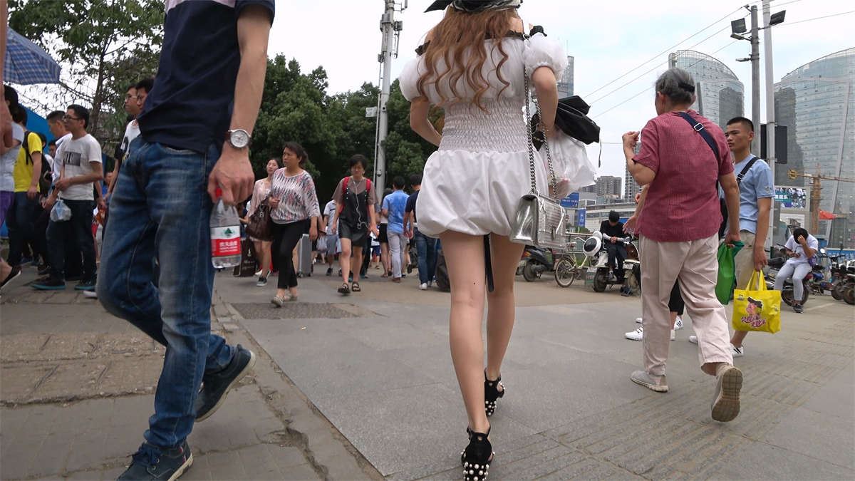 跟拍白色束腰连衣短裙高跟白腿漂亮美眉