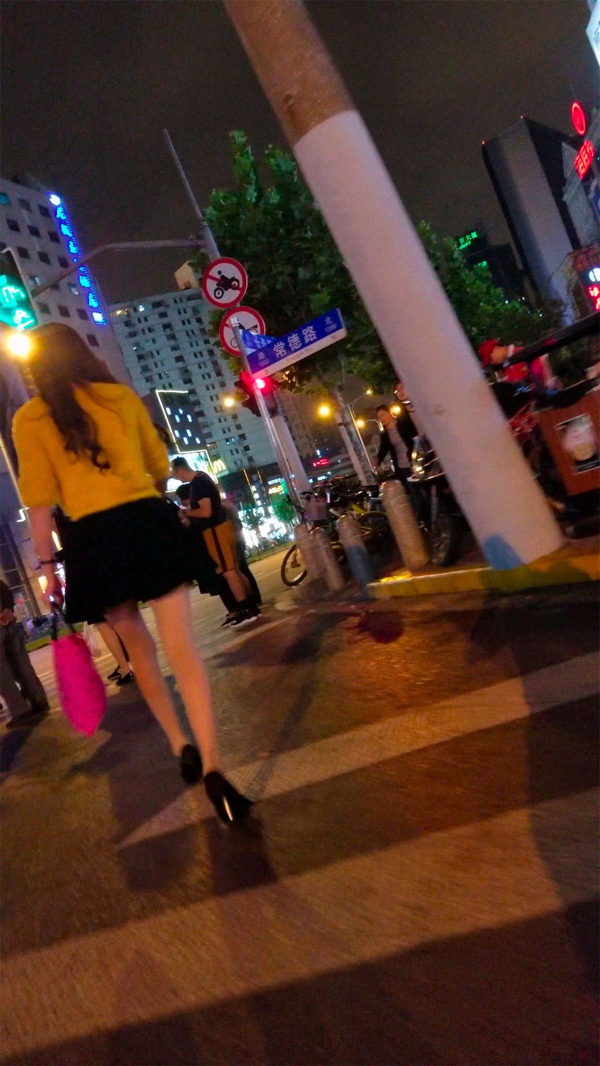 黄色毛衣黑色短裙高跟肉丝极品美腿美少妇