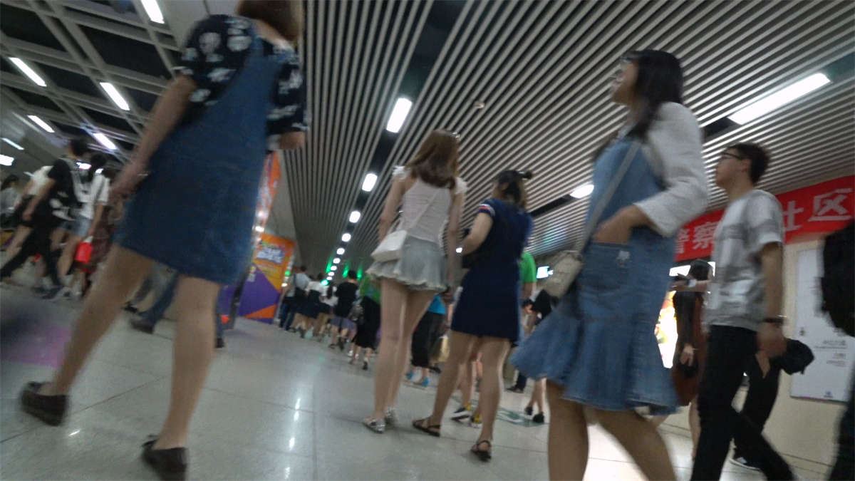 地铁站跟拍性感长腿休闲短裙短发漂亮美女