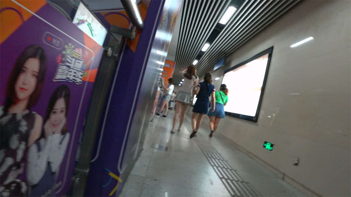 地铁站跟拍性感长腿休闲短裙短发漂亮美女
