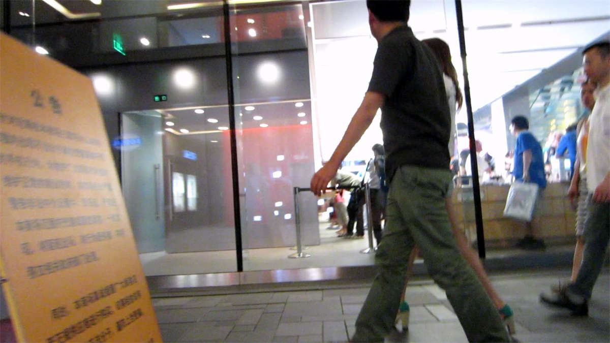 跟拍美女身材高挑的齐B牛仔短裙