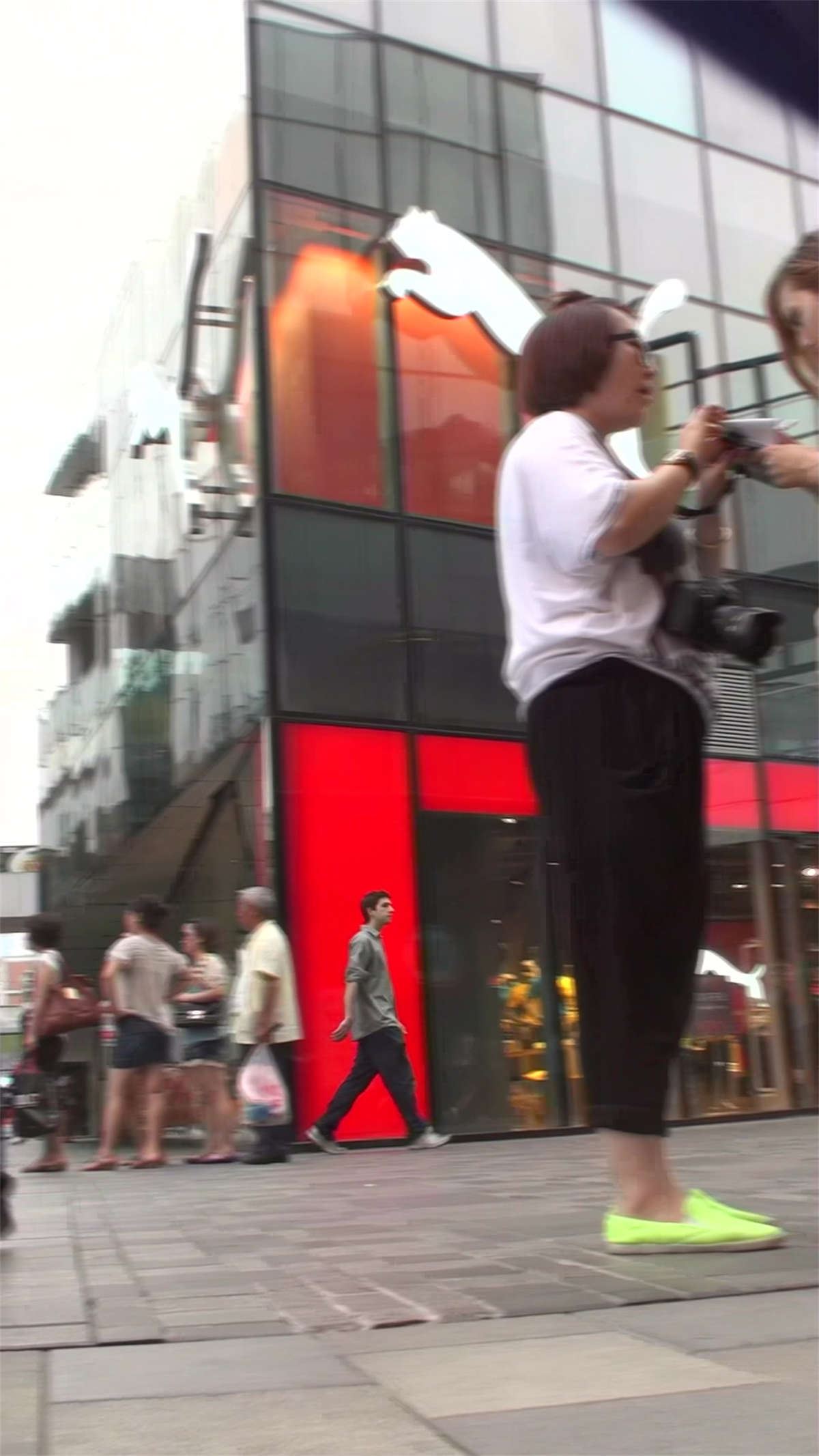 漂亮漏肩美女街头拍照，我也帮着拍