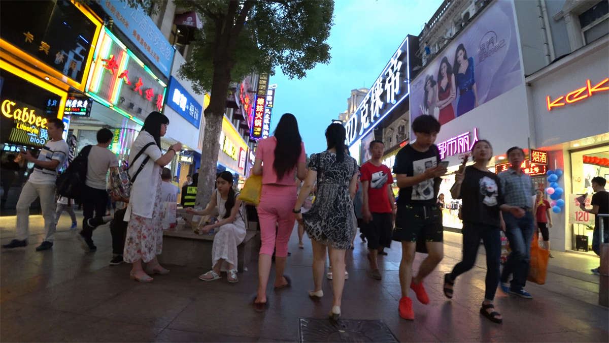 街拍白色高跟肉色丝袜黑色超短裙性感美腿美眉