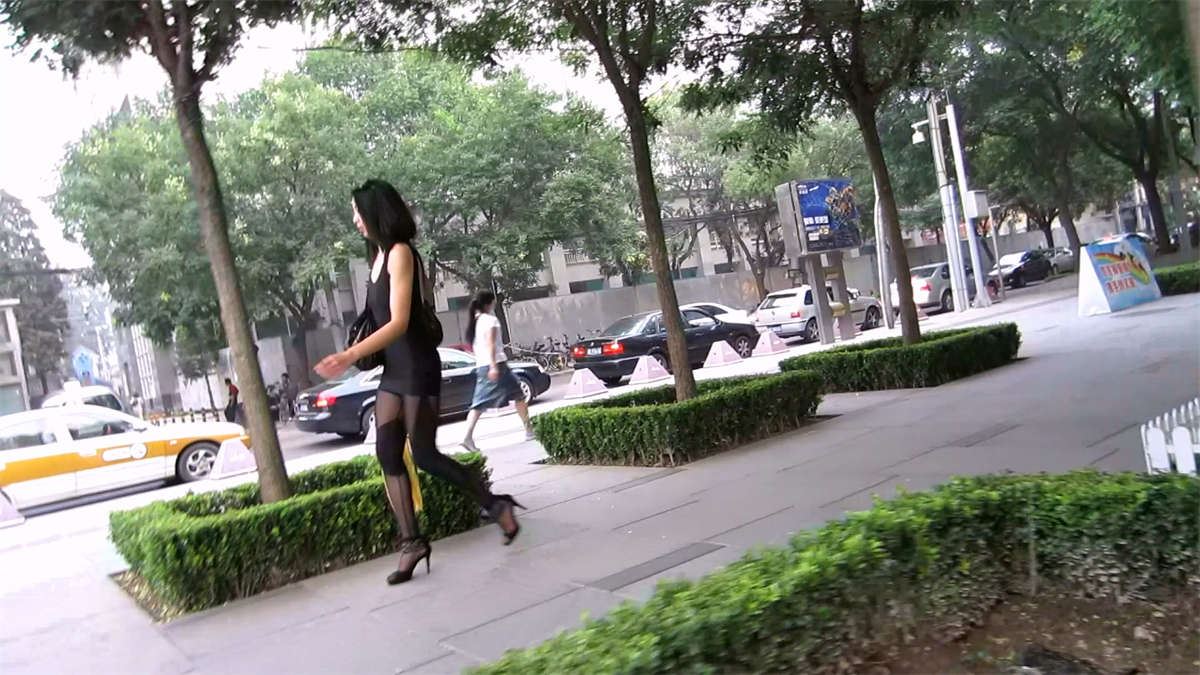 街拍打扮前卫漏背的极品黑丝,真是风骚啊