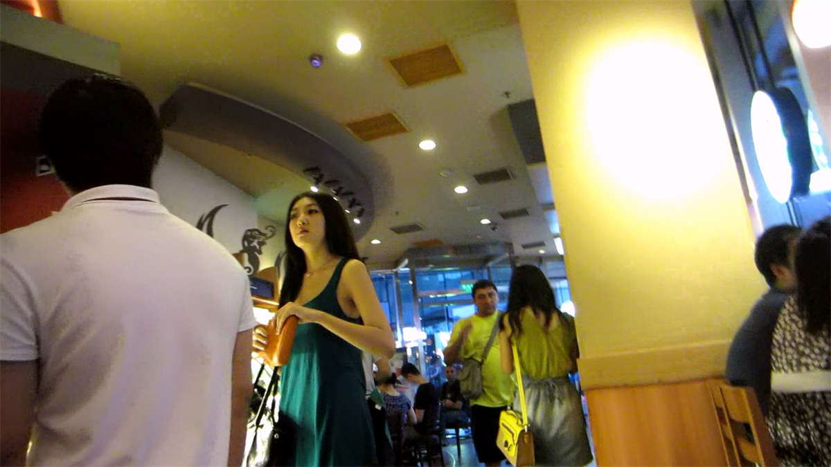 打扮清凉的身材很好的长发美女