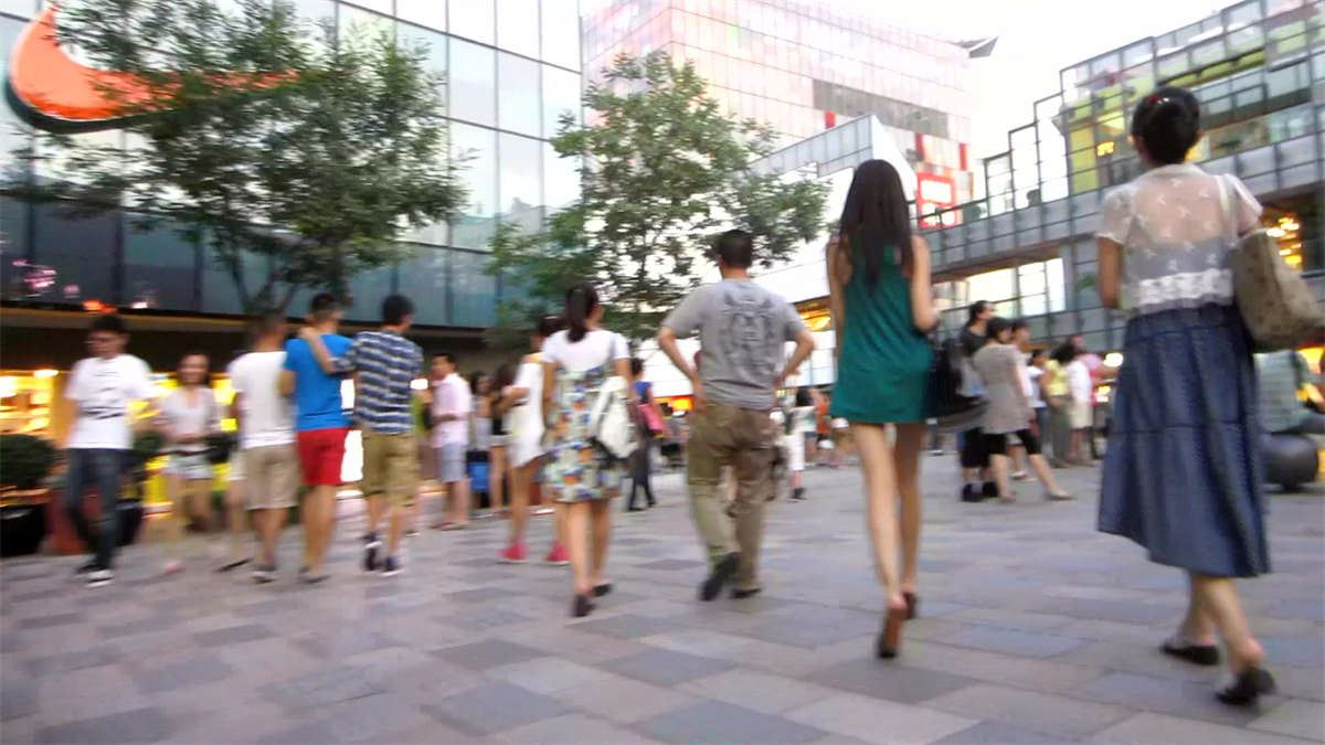 打扮清凉的身材很好的长发美女