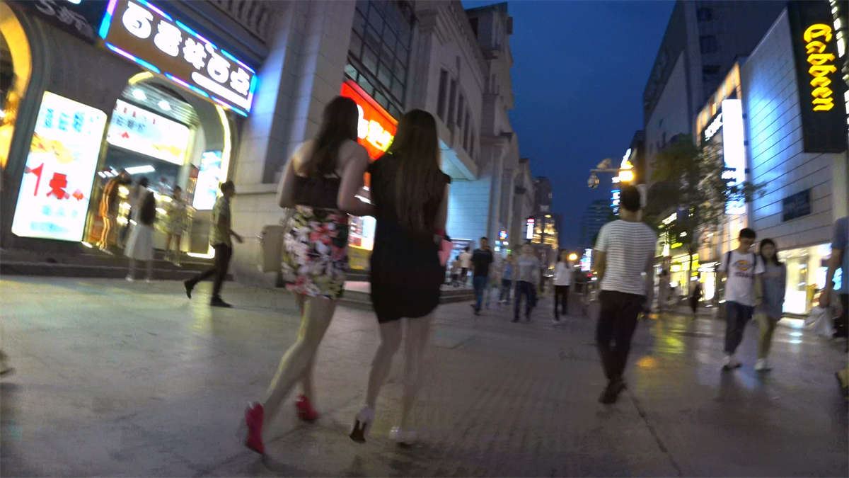 跟拍花色紧绷包臀裙粉色高跟丰臀长腿美少妇