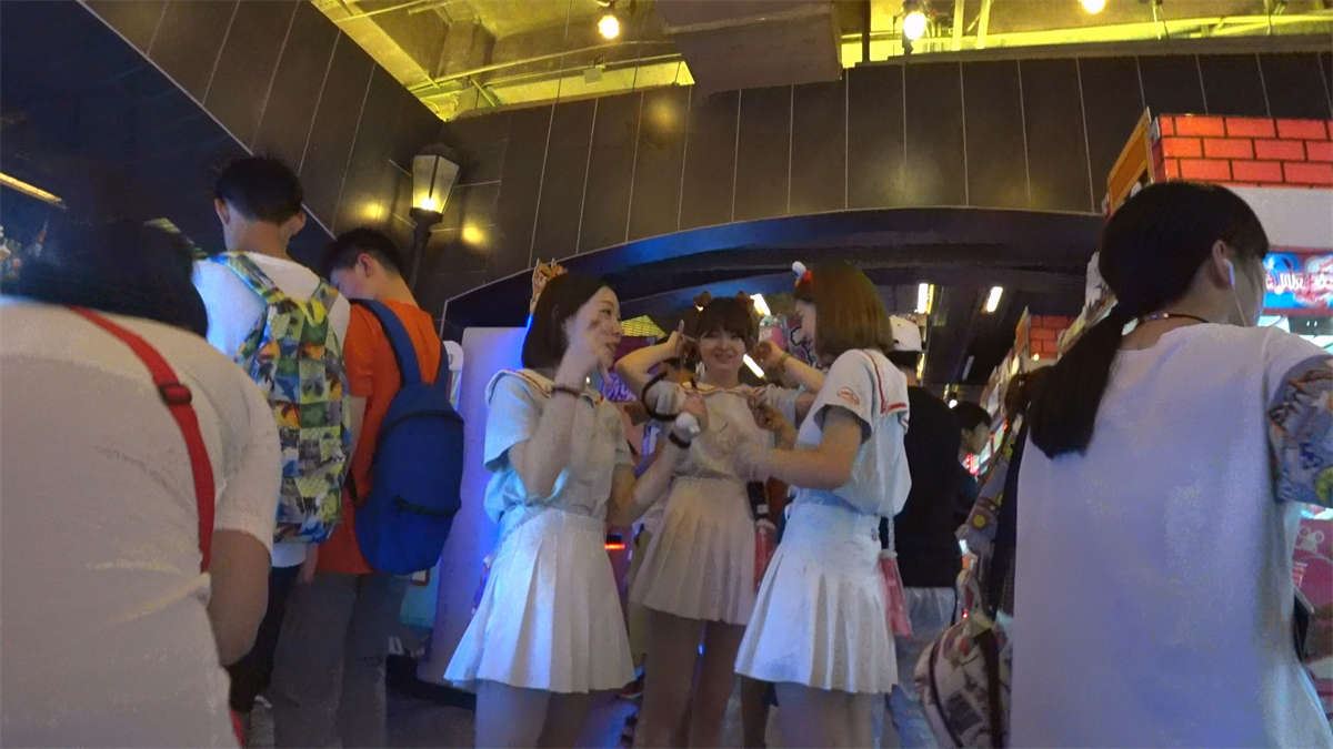 白色超短裙年轻妹子性感白腿