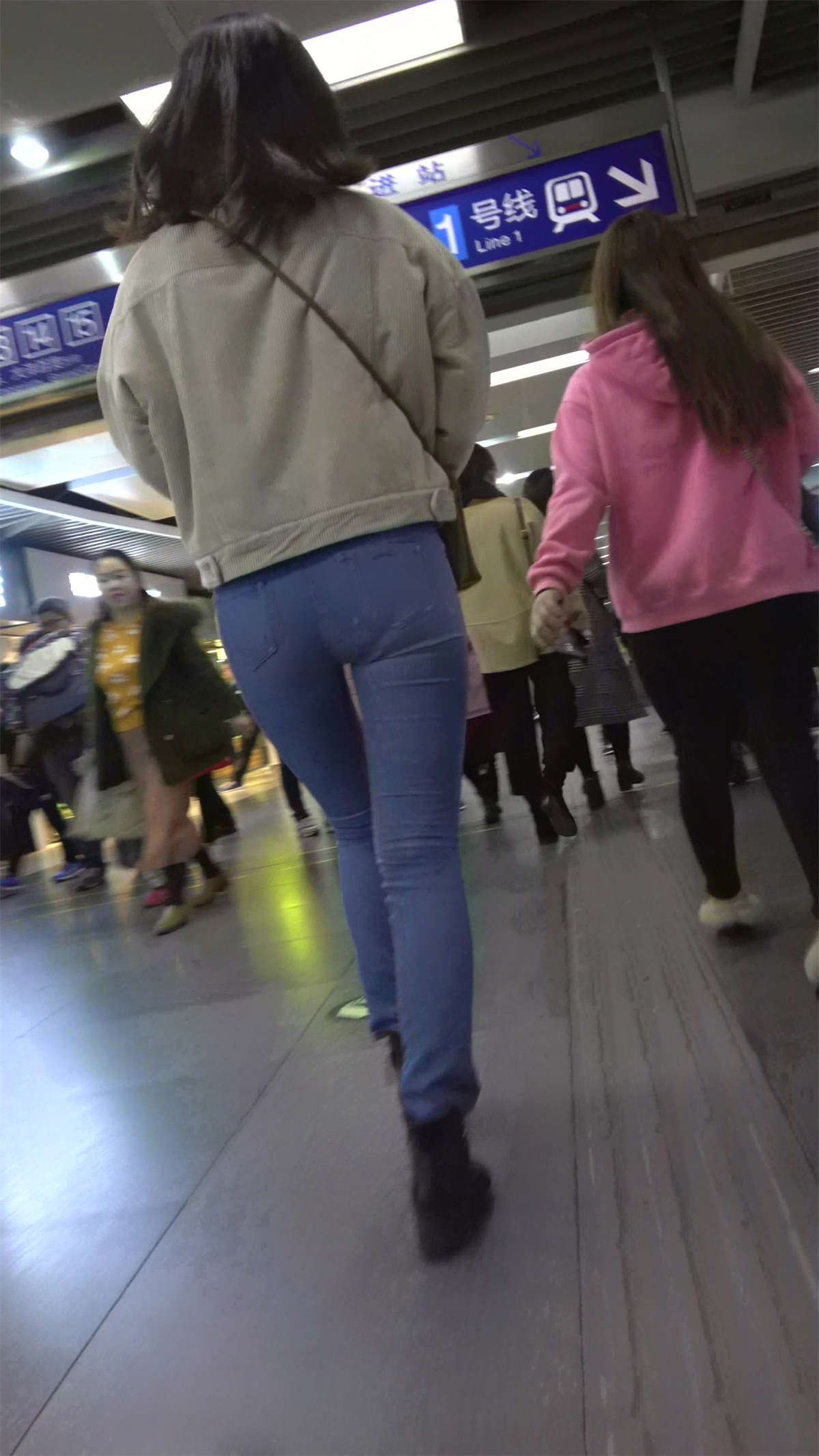 逛商场偶遇两位极品街拍紧身牛仔裤小姐姐