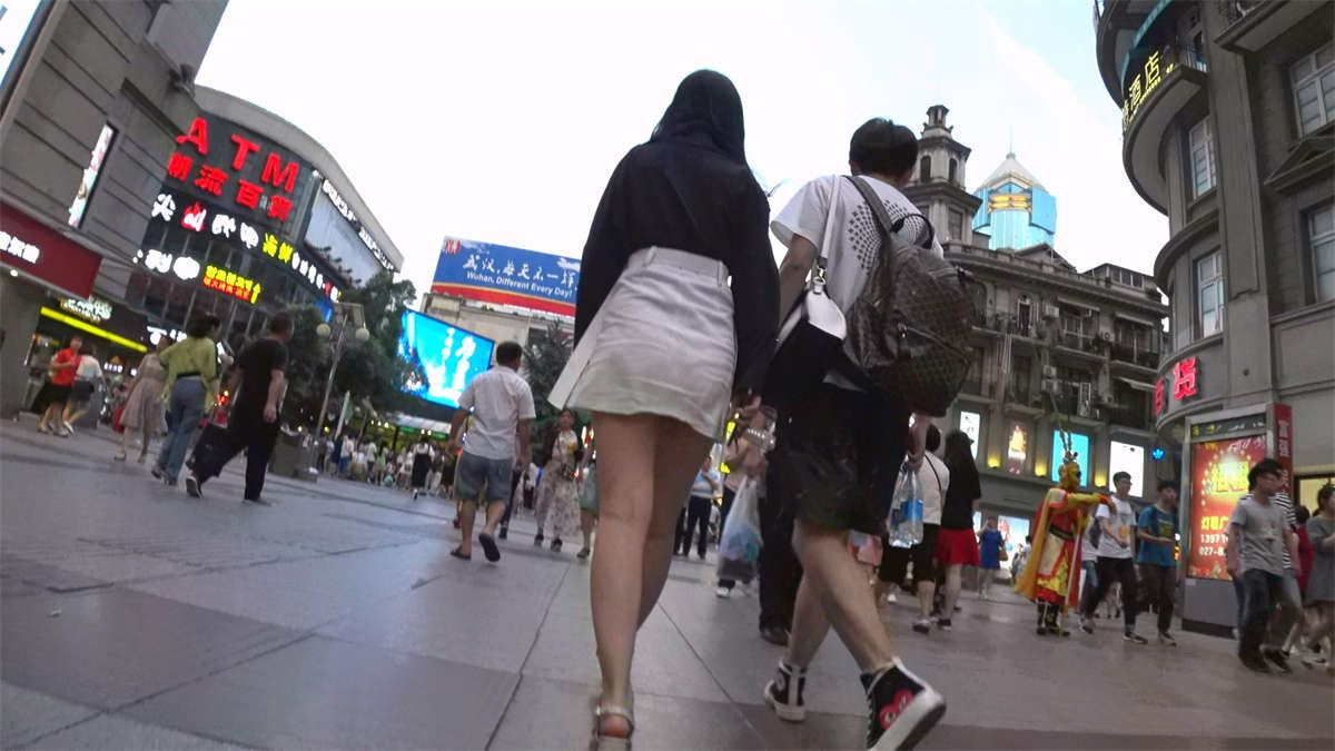 白色短裙高跟性感白腿漂亮可爱萝莉妹子
