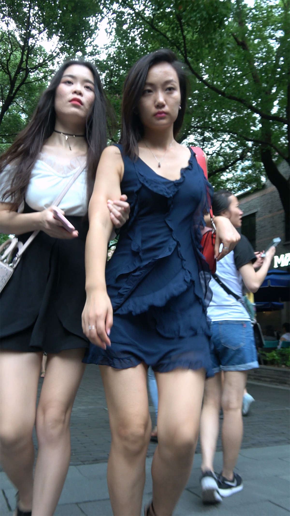 街拍深蓝色连衣裙美腿美女