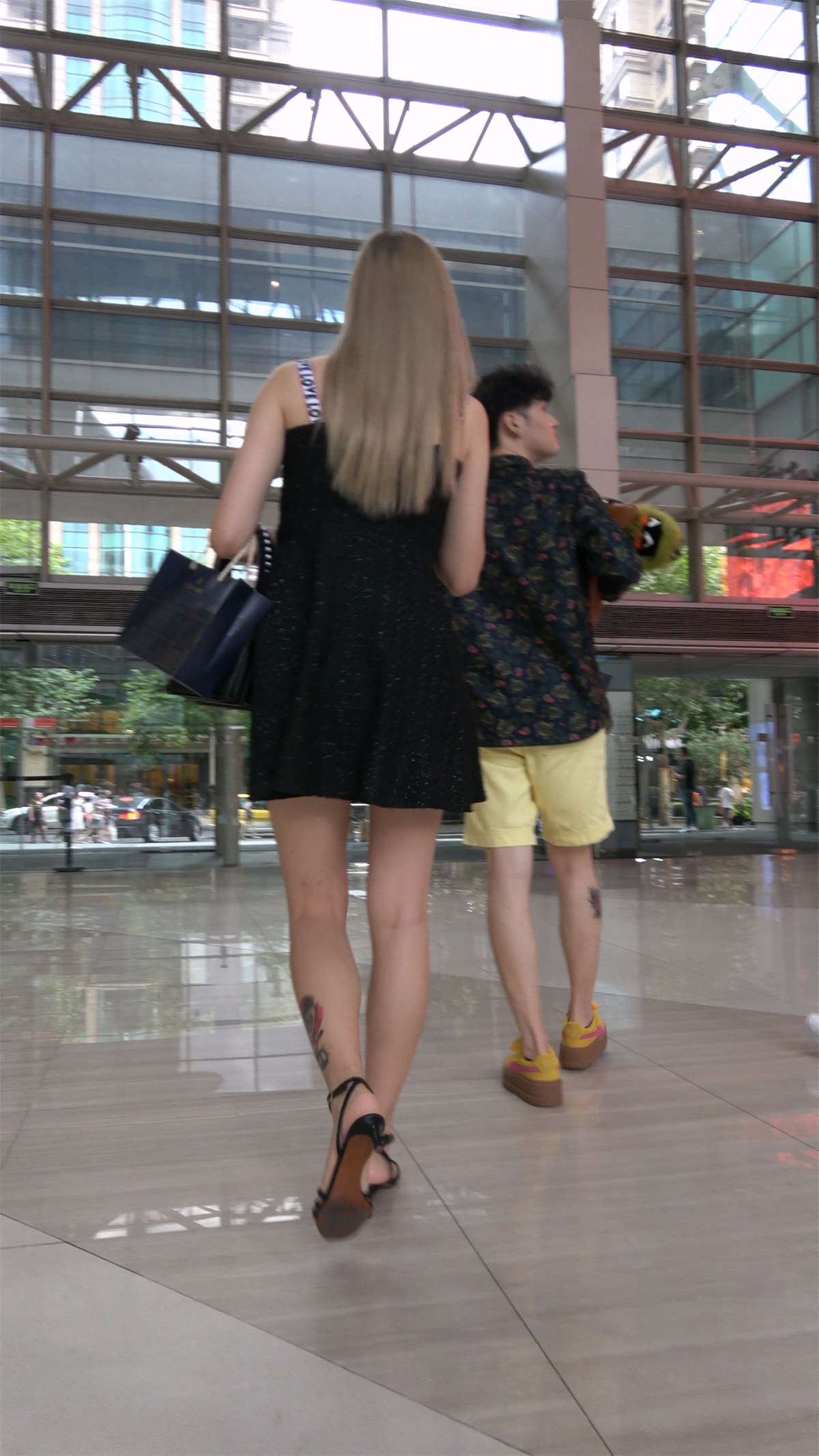 街拍两位抹胸连衣裙性感美腿姑娘