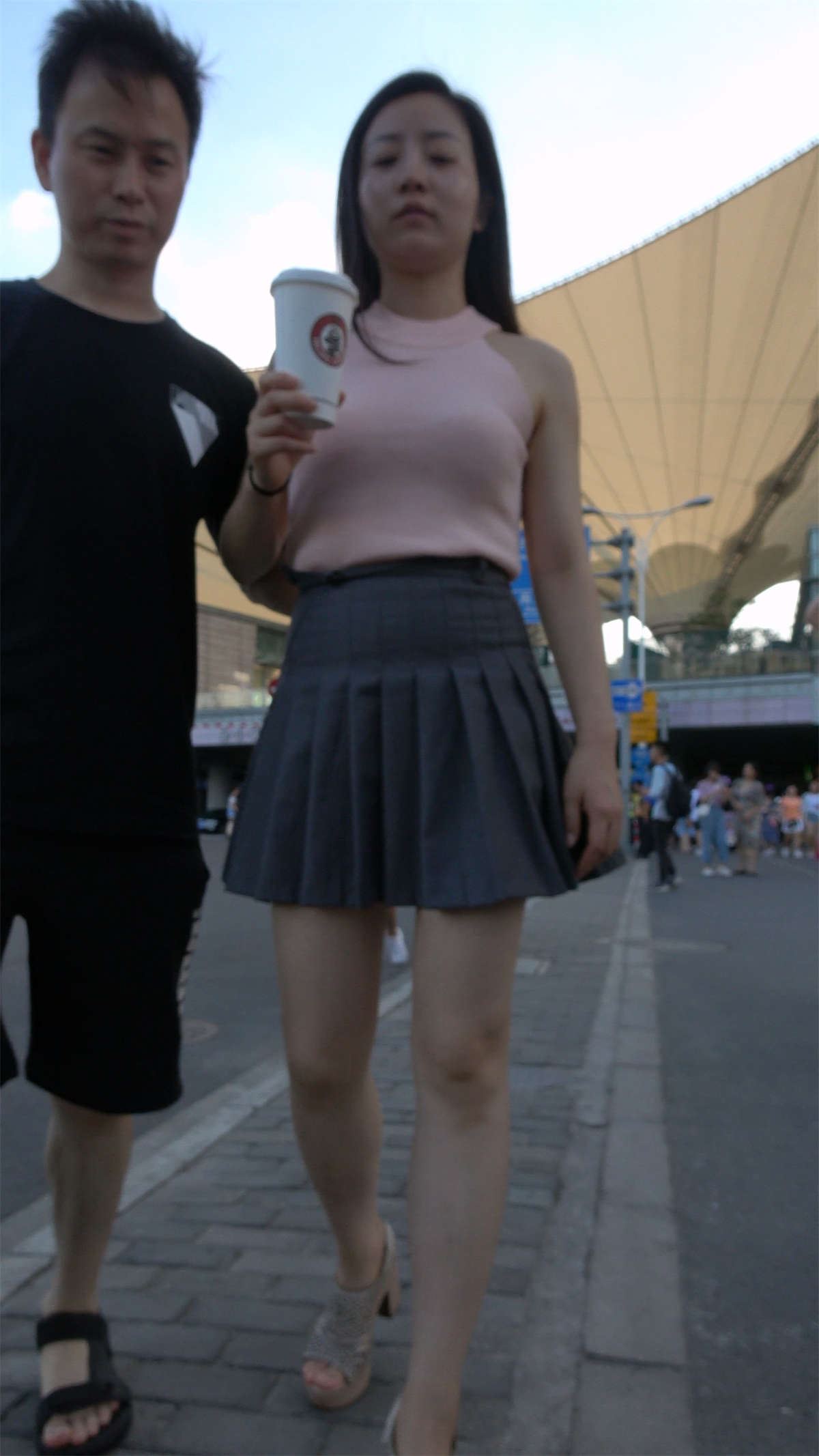 喝着星巴克的街拍短裙美腿小资女