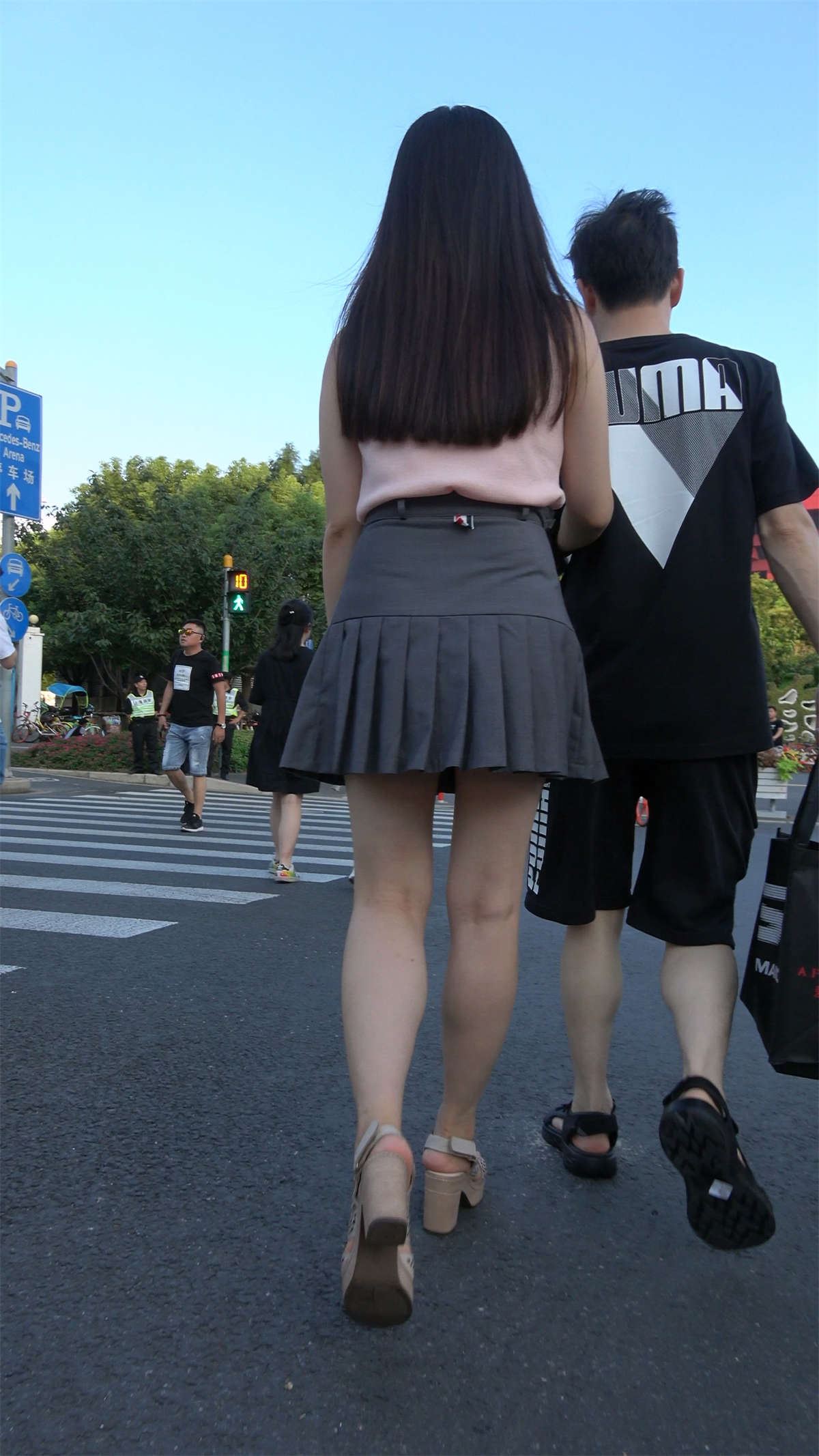 喝着星巴克的街拍短裙美腿小资女