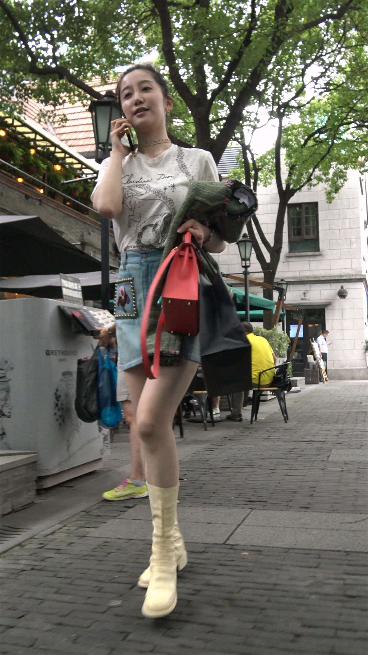 听电话的街拍牛仔裙美丽姑娘
