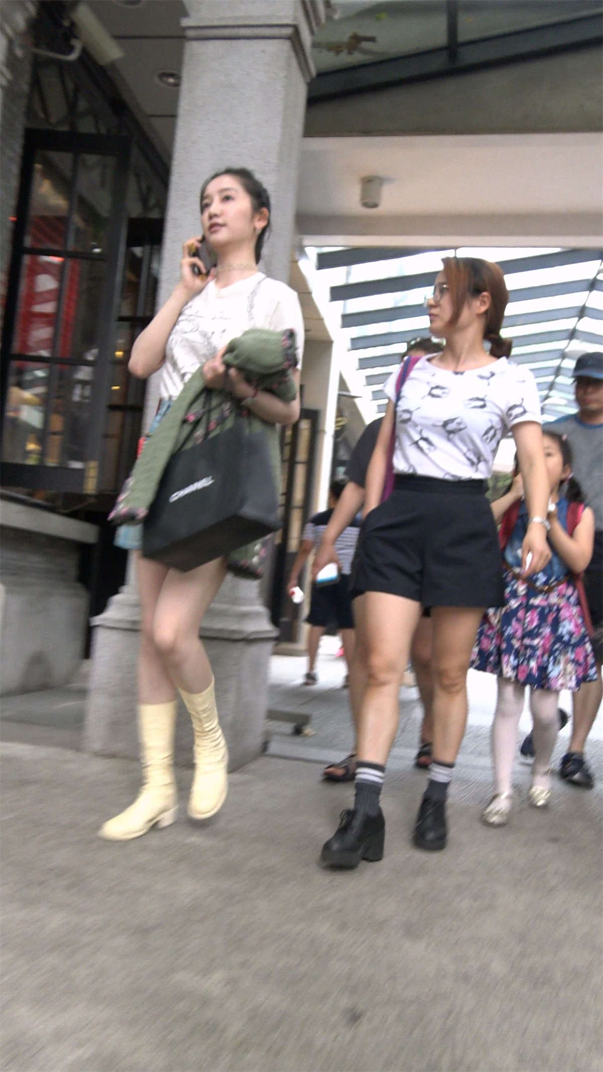 听电话的街拍牛仔裙美丽姑娘
