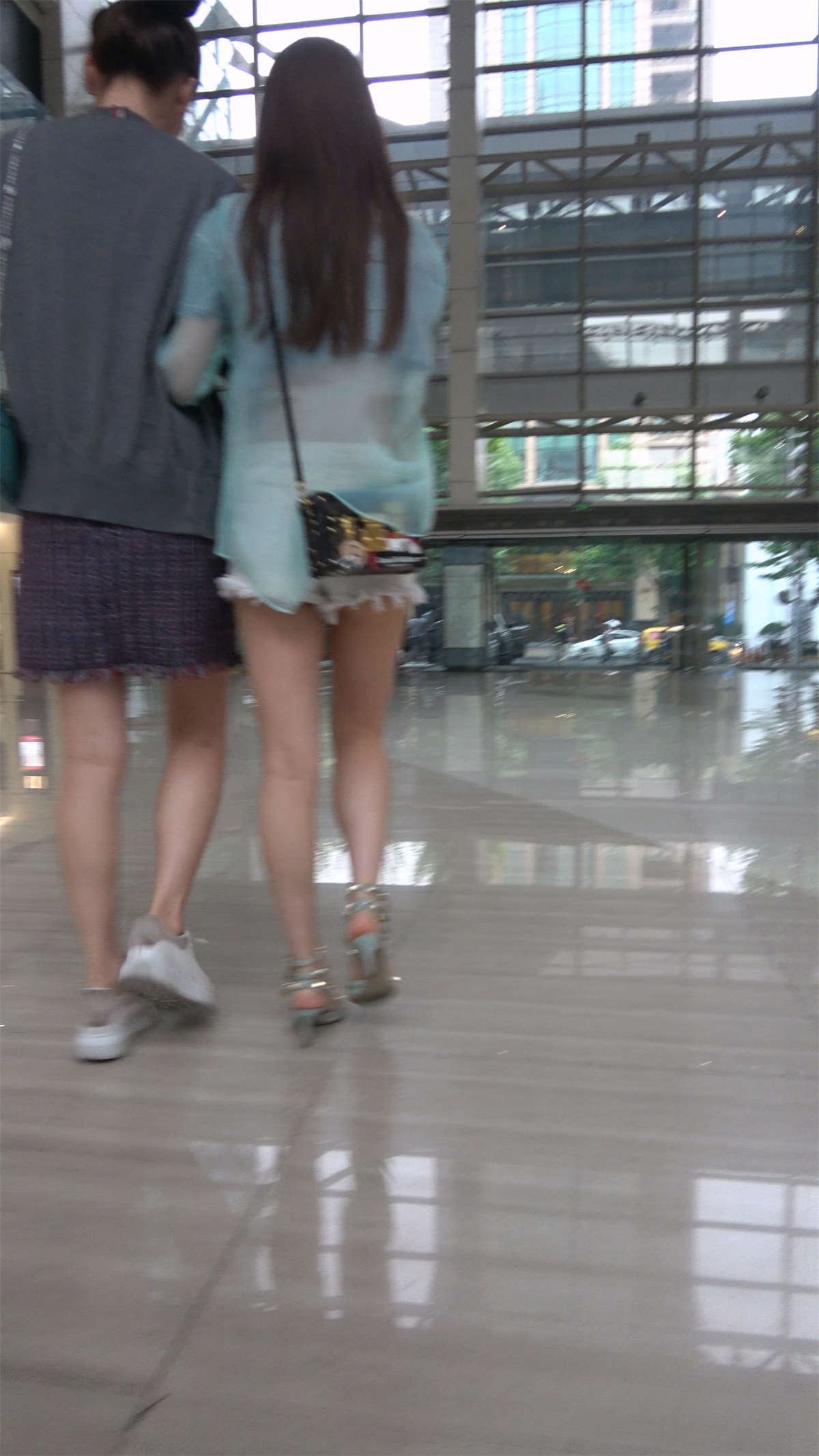 性感街拍热裤凉高跟美女姐姐