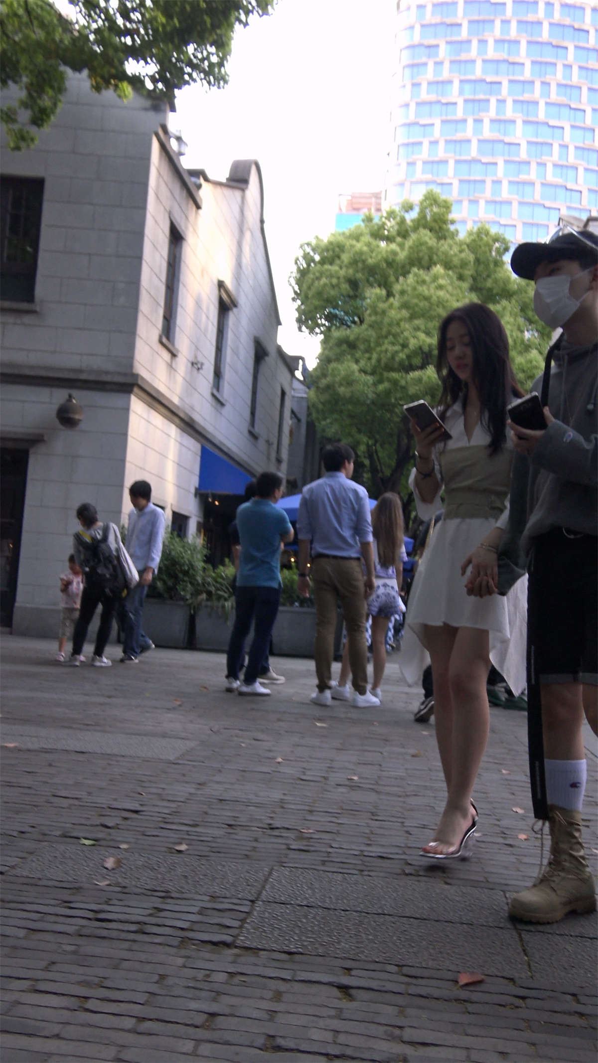 白色连衣裙性感凉高跟街拍美女