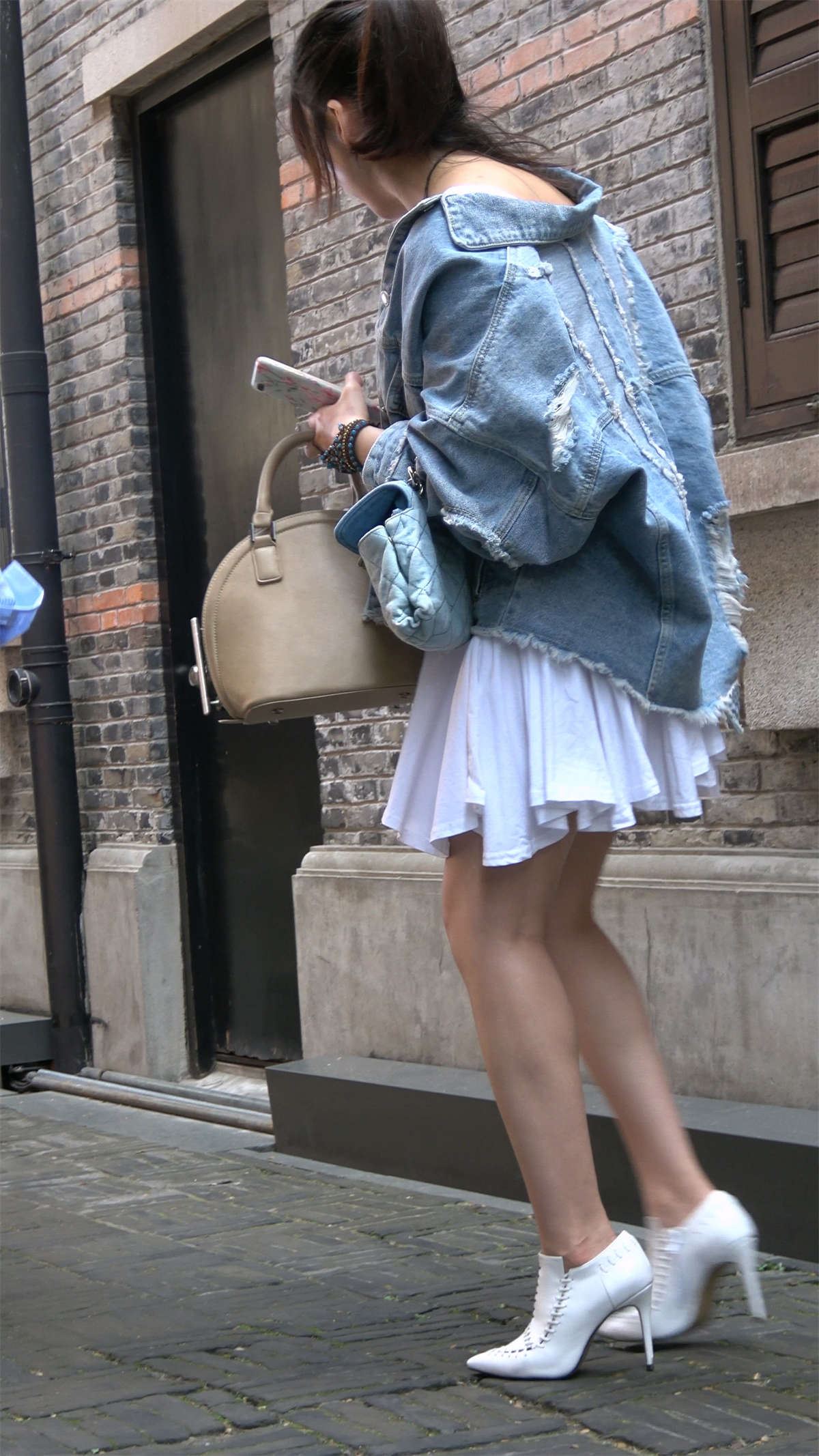 白色连衣裙性感街拍高跟美女