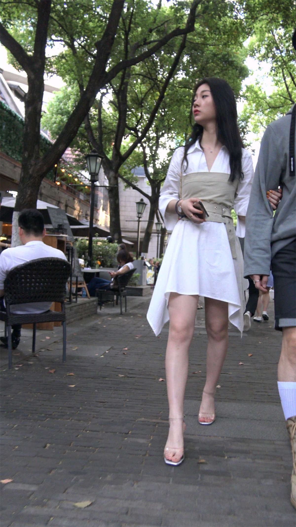 白色连衣裙性感凉高跟街拍美女