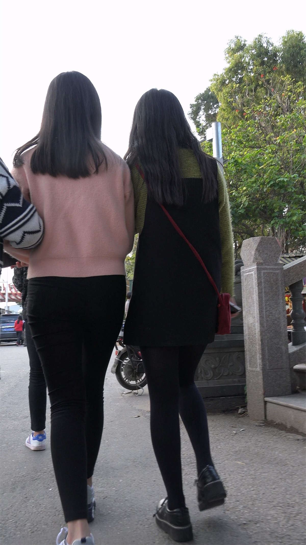 粉色毛衣紧身黑裤圆臀街拍小妹