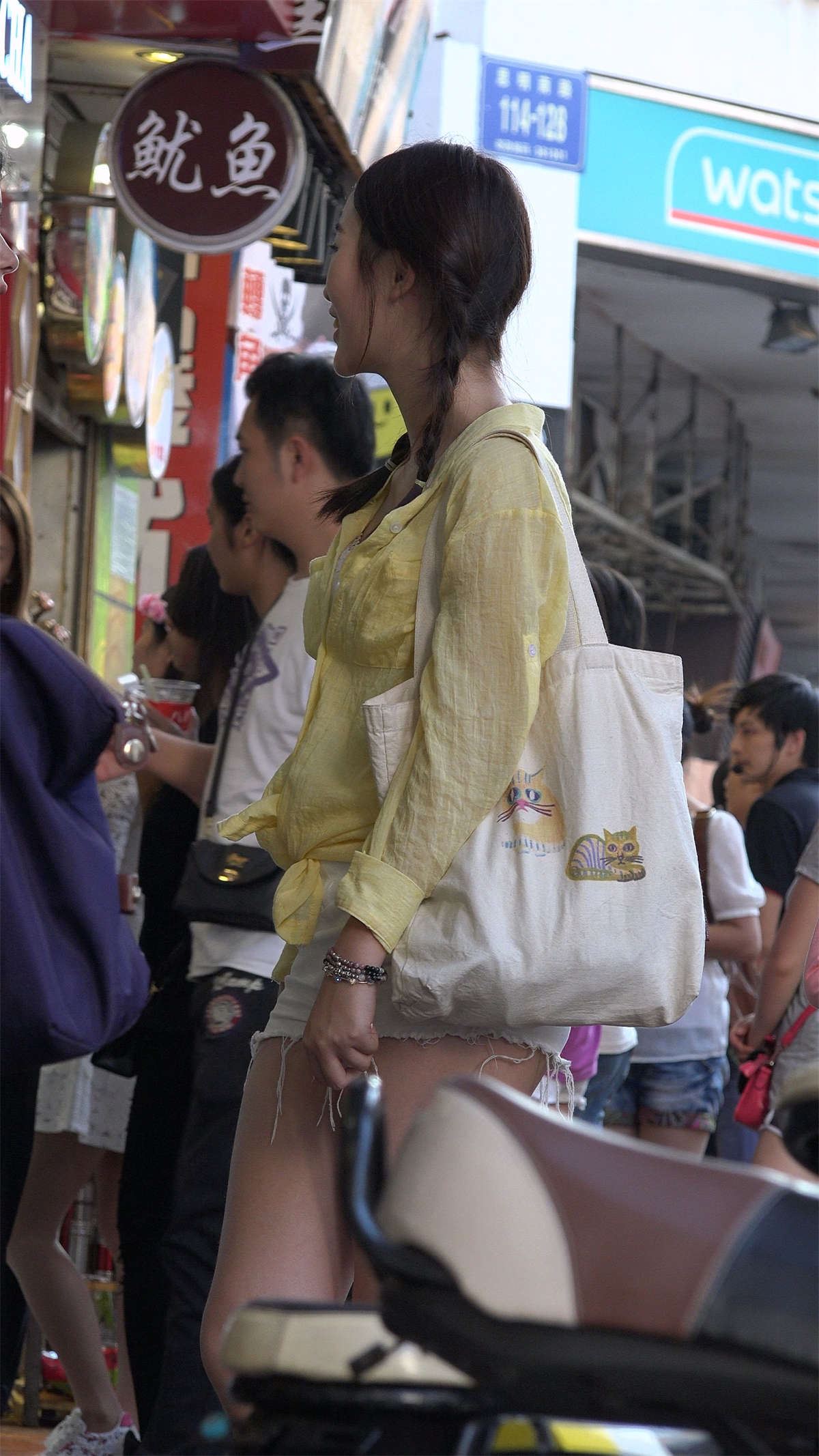 不是一般清纯可人的热裤妹子