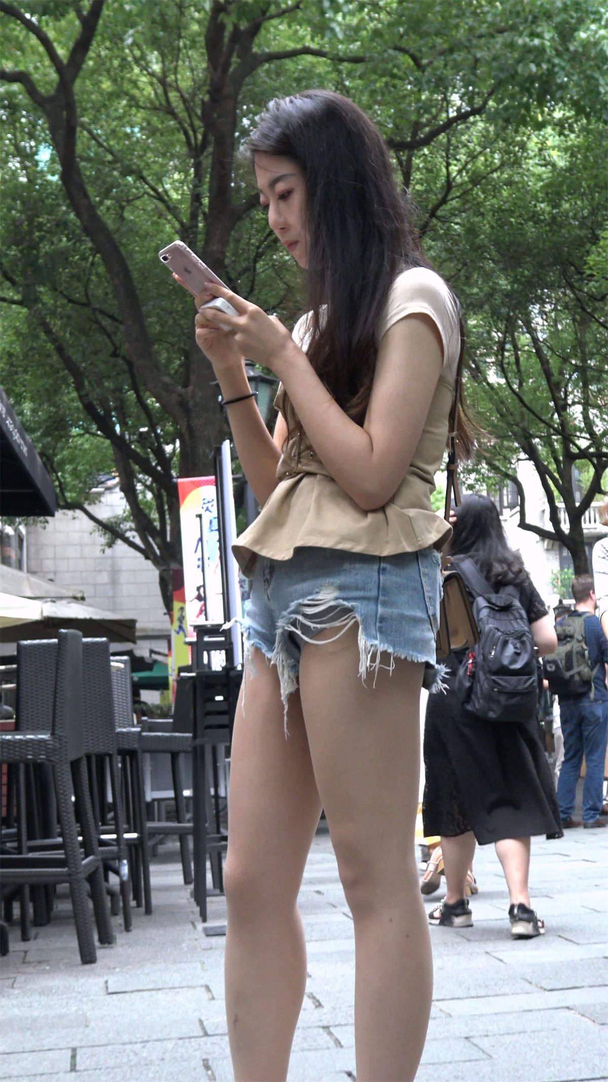 街拍超短牛仔热裤美女小姐姐