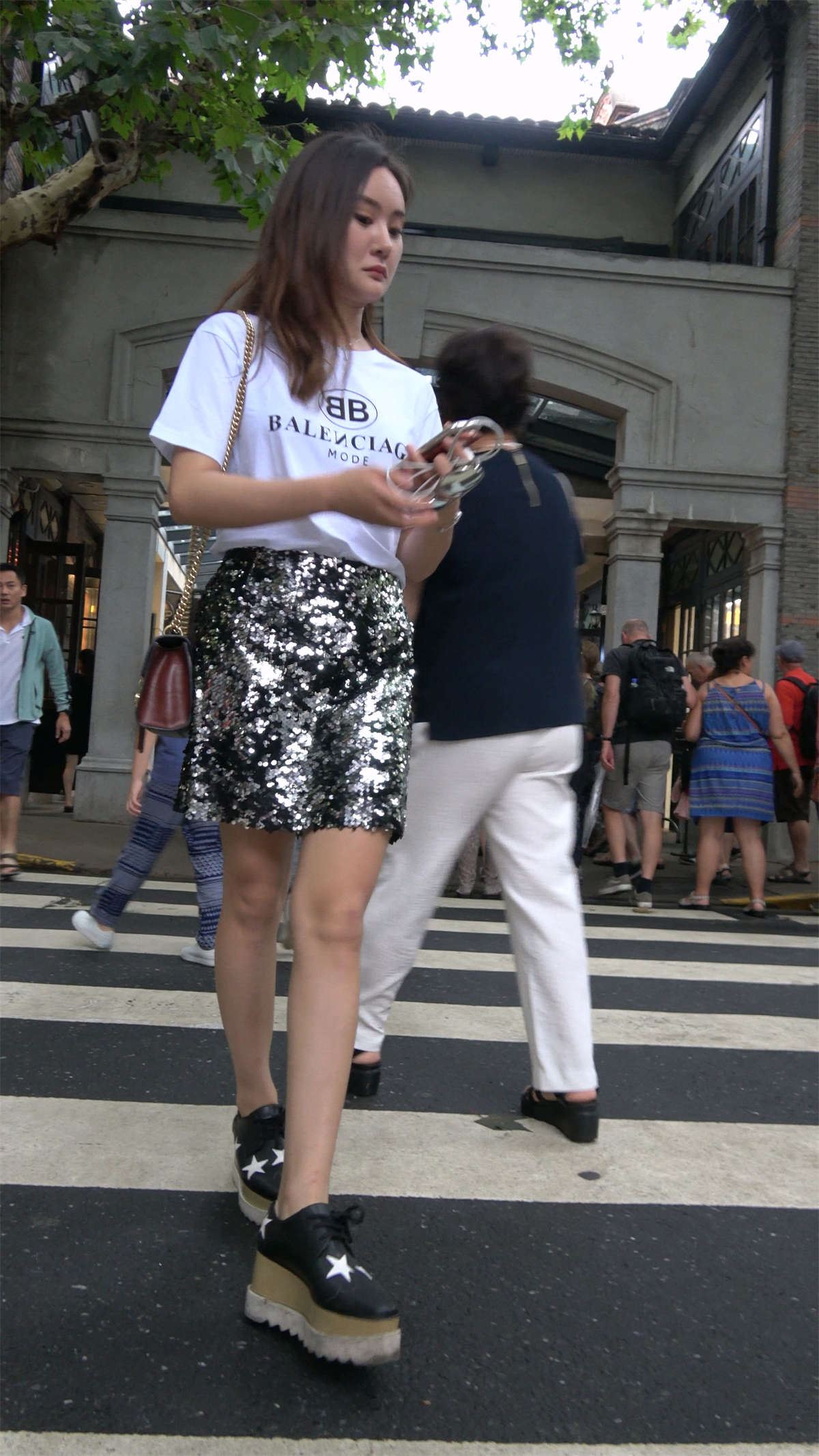 街拍白T恤美腿小姐姐的短裙亮闪闪