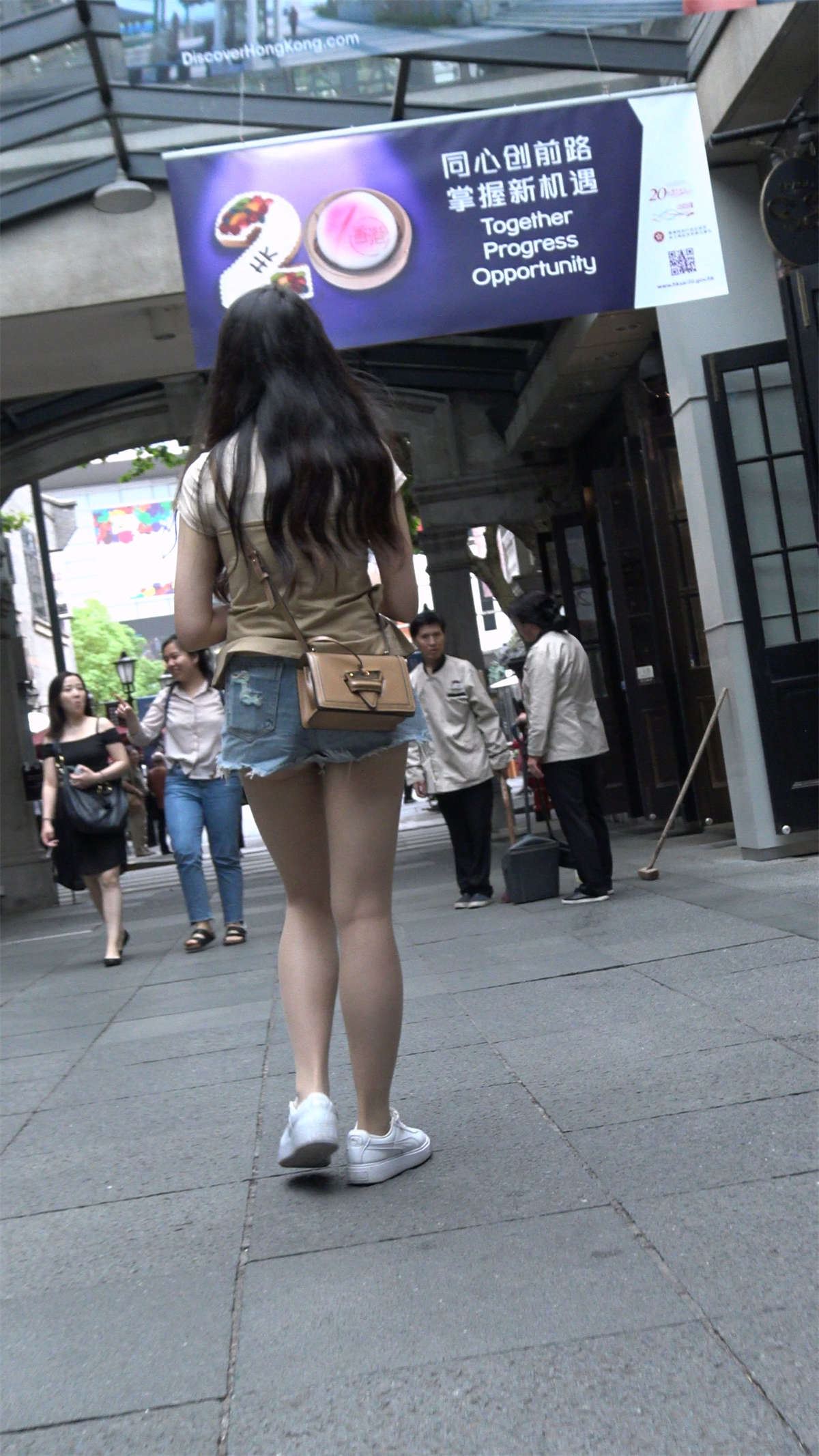 街拍超短牛仔热裤美女小姐姐