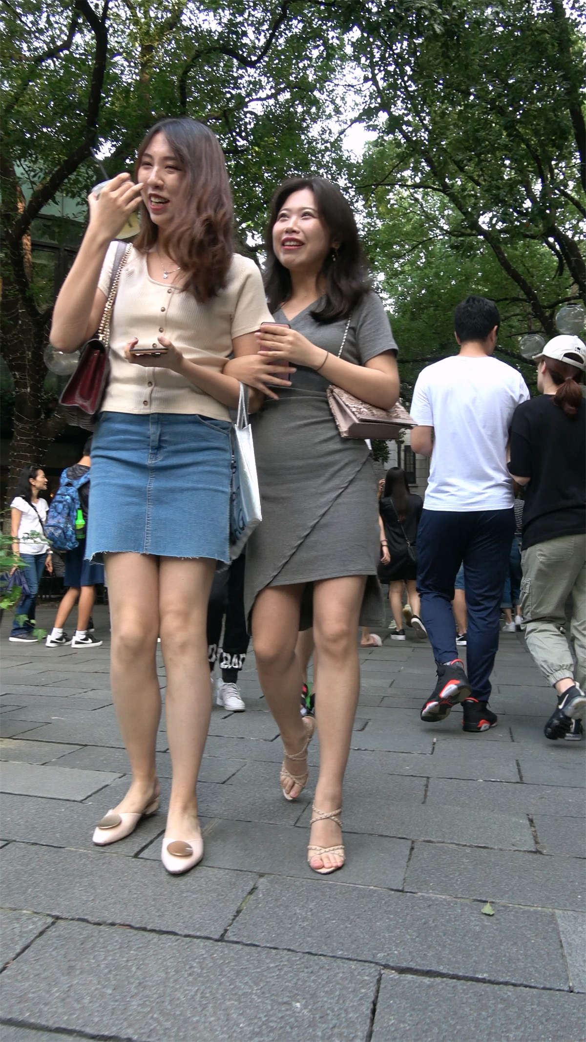 灰色短裙美腿美女姐姐
