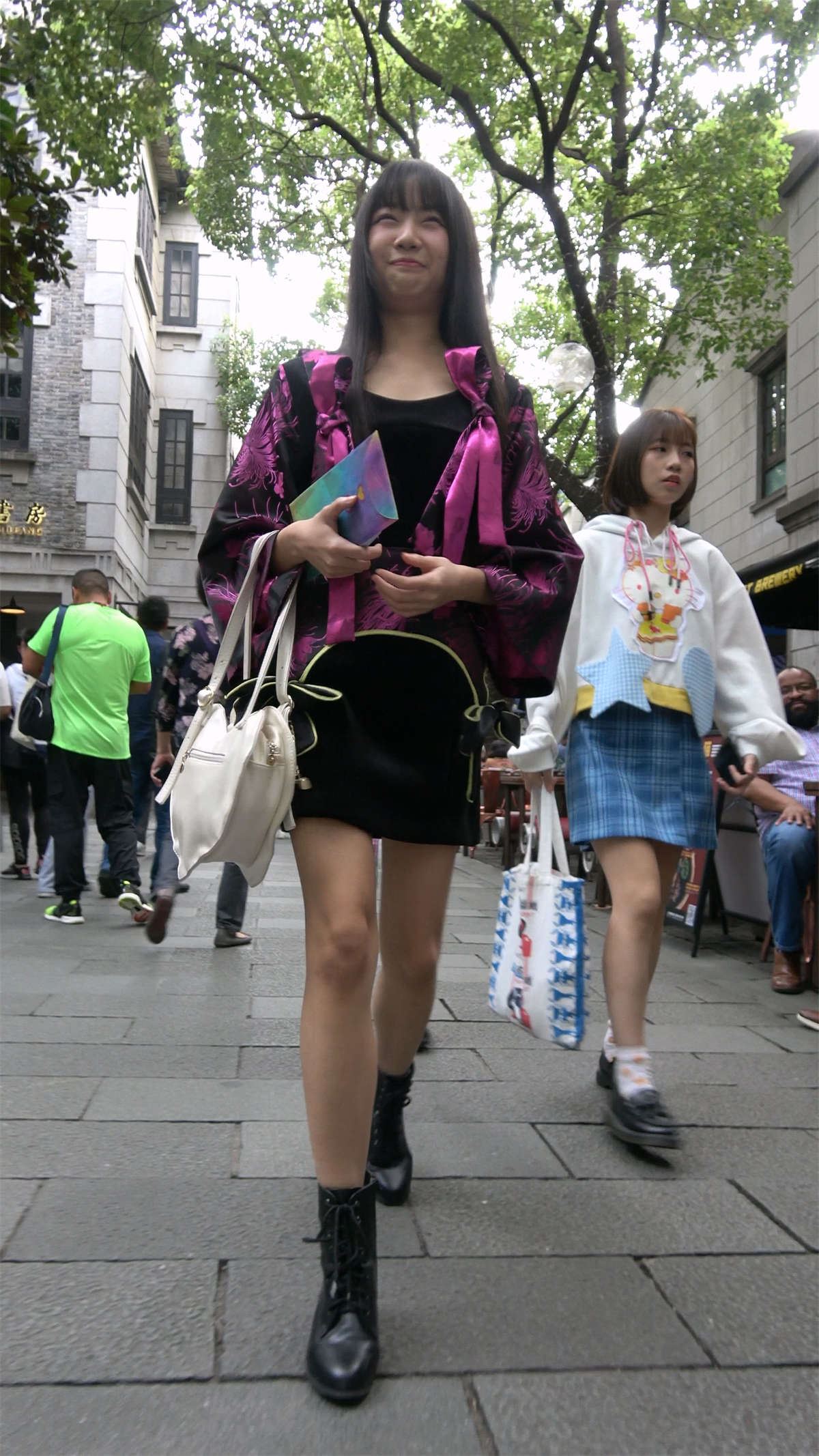 可爱的长腿长发美眉