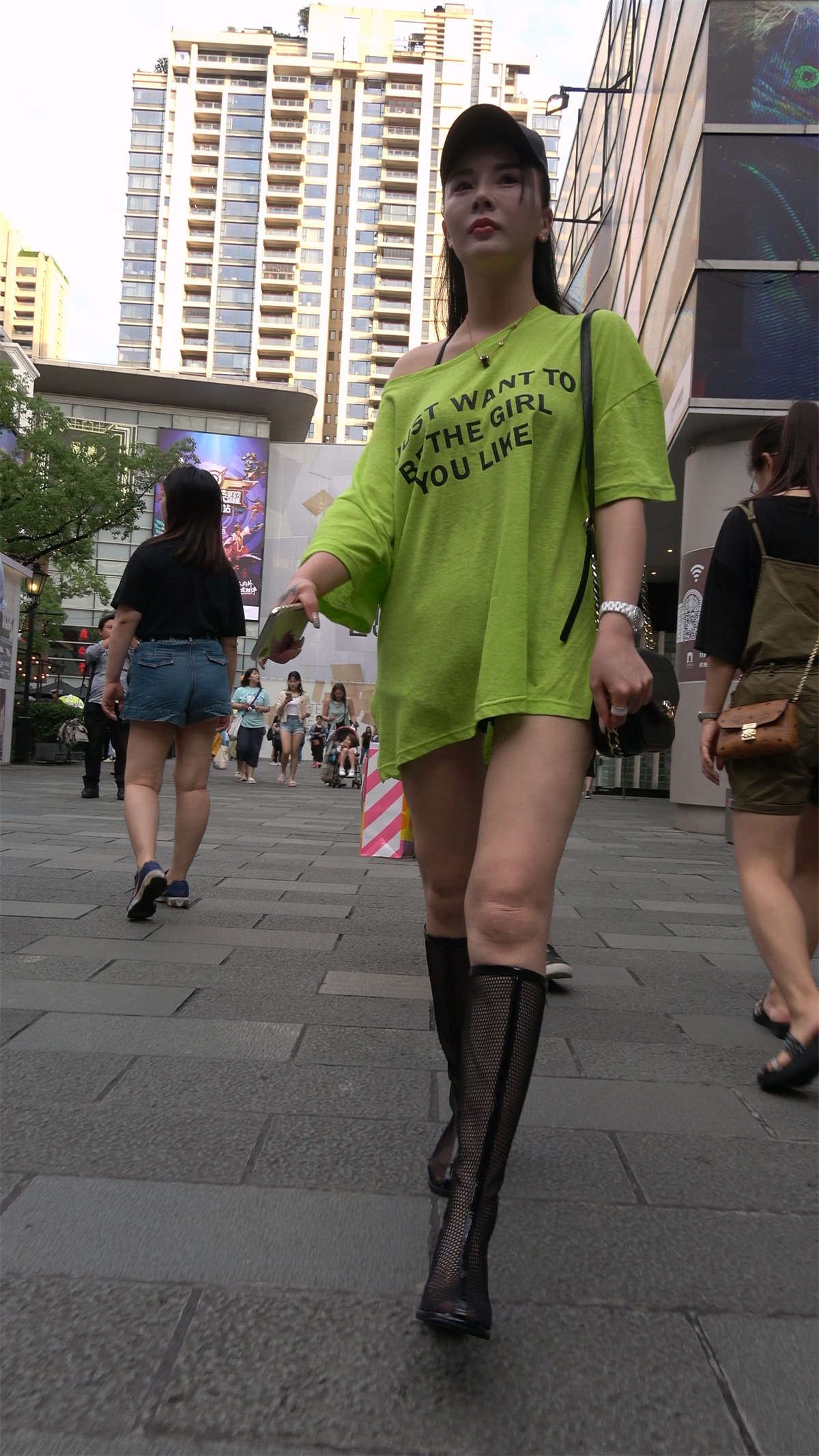 美腿长靴黑色鸭舌帽美眉