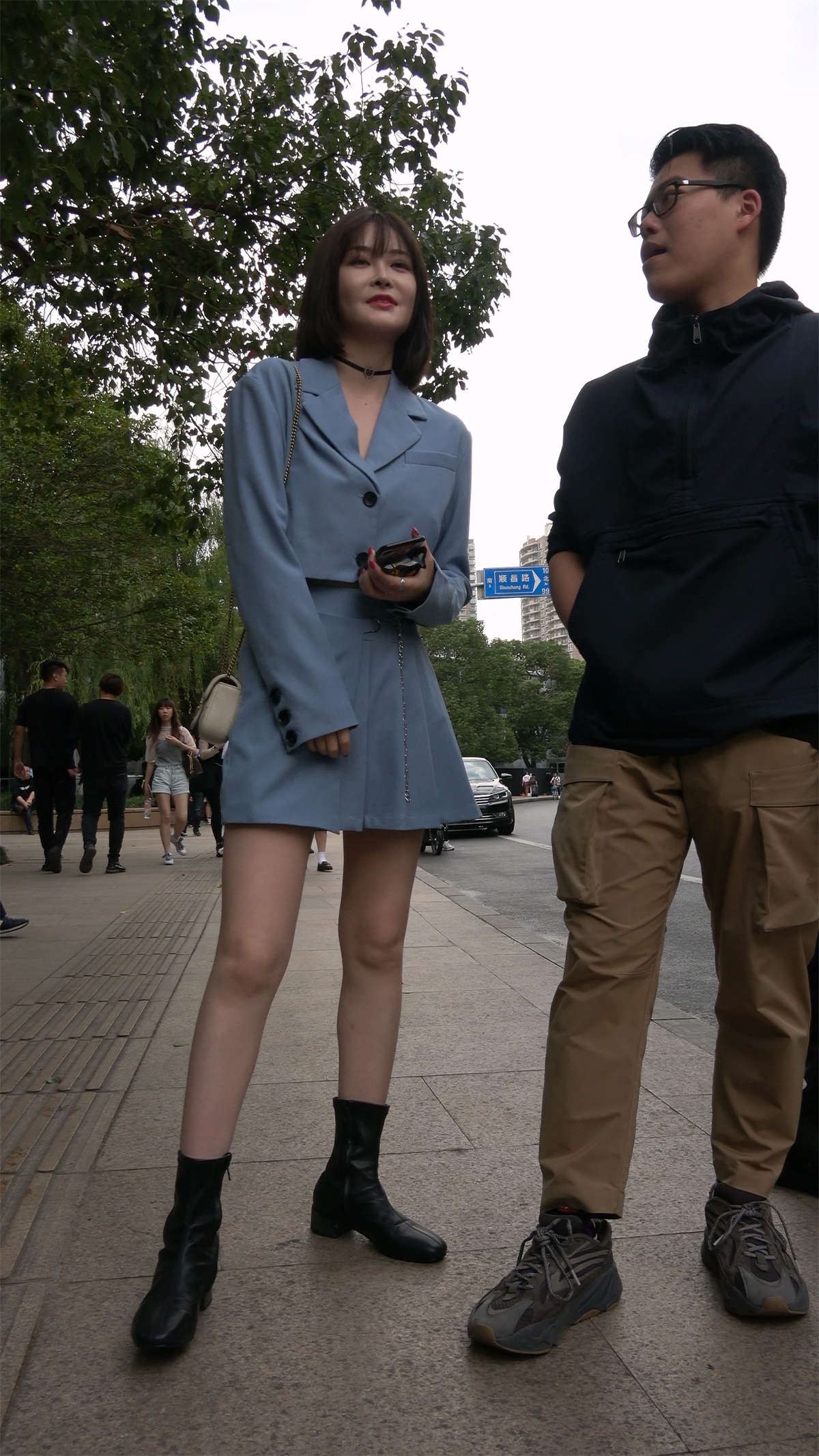 蓝色小短裙皮靴美眉