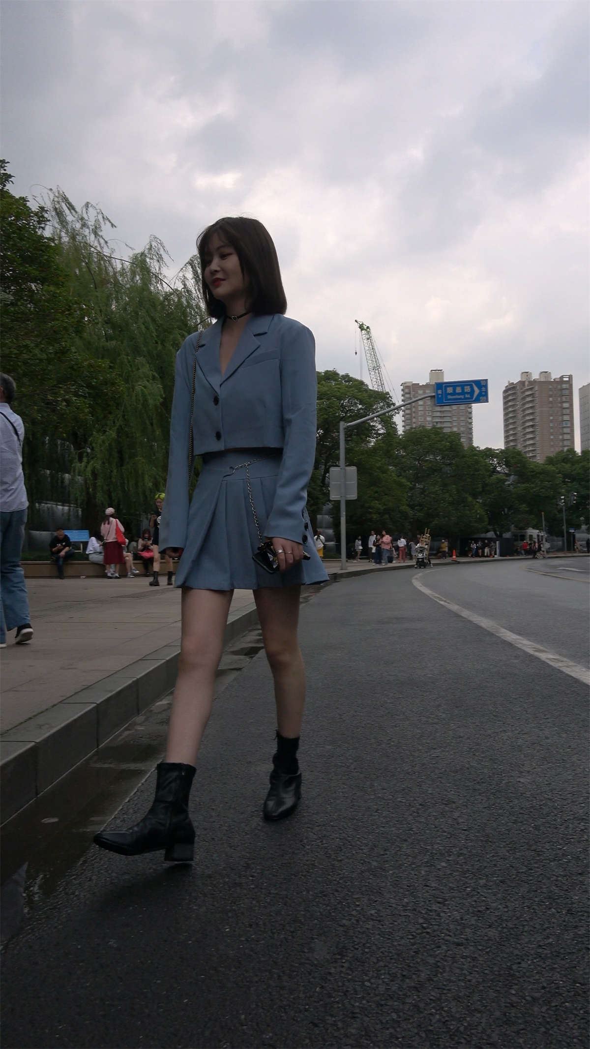 蓝色小短裙皮靴美眉