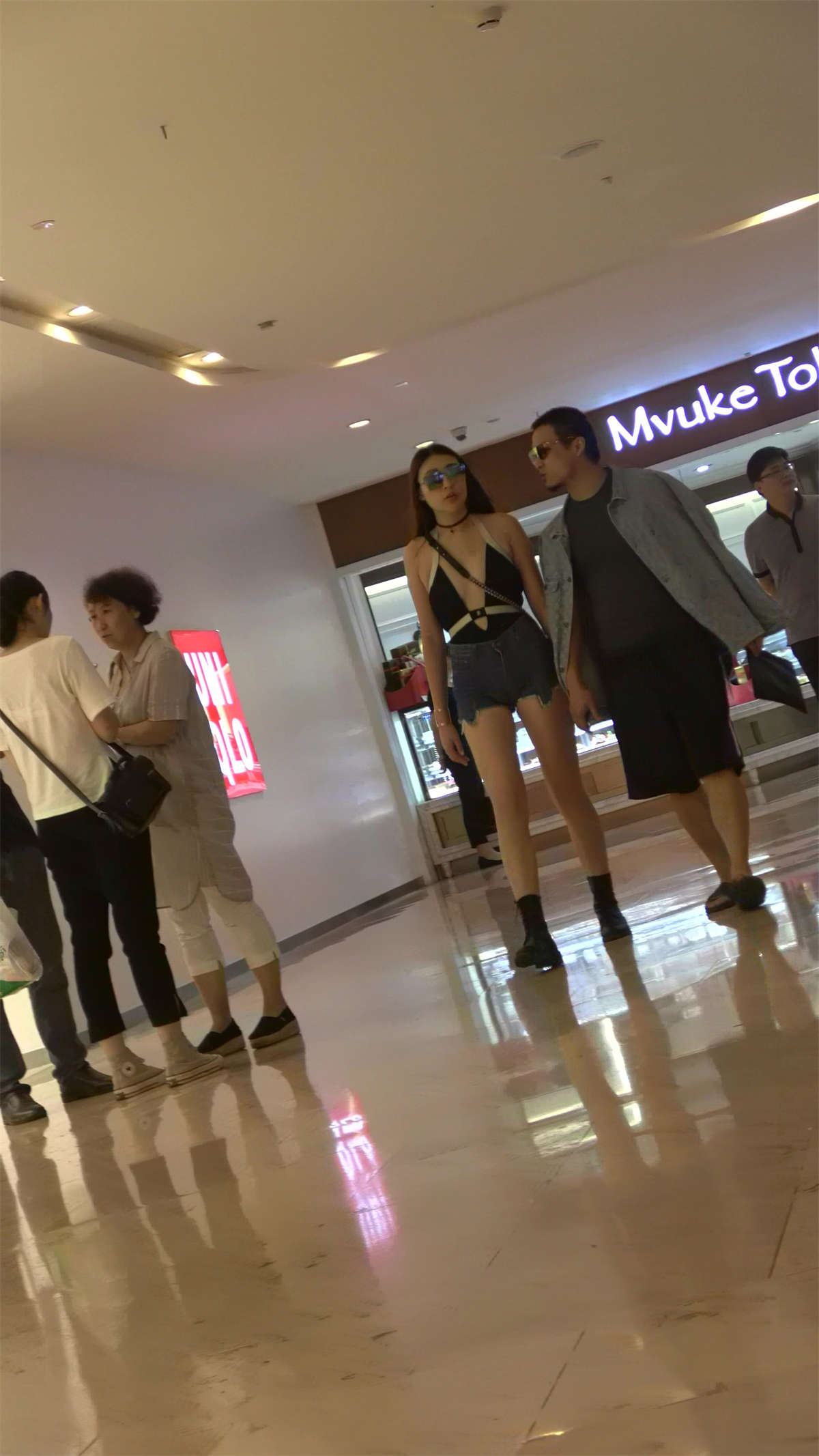 性感火辣身材街拍热裤美女