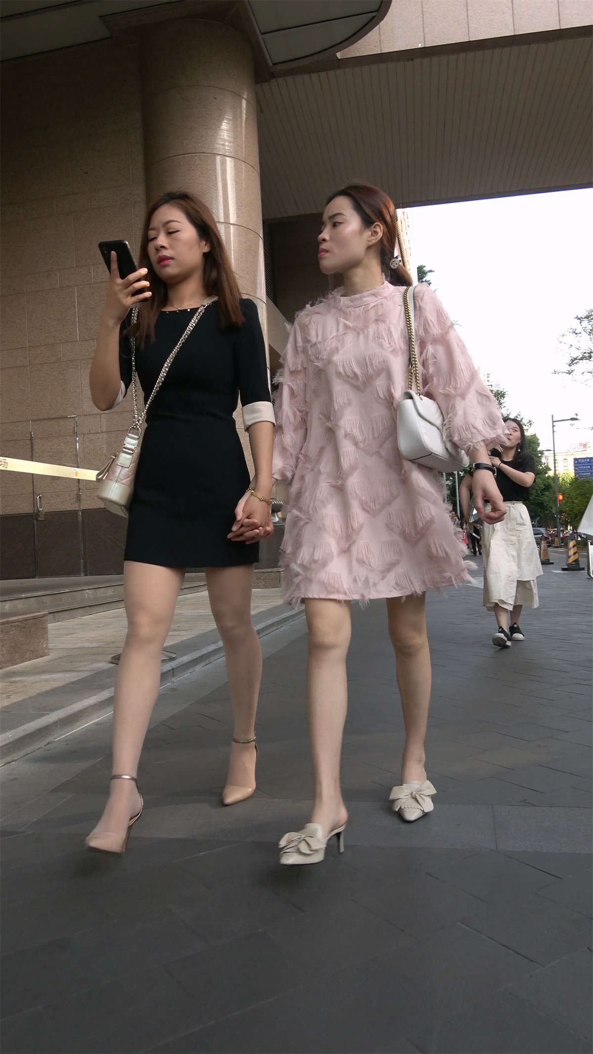 性感丝袜美腿美女一起逛街