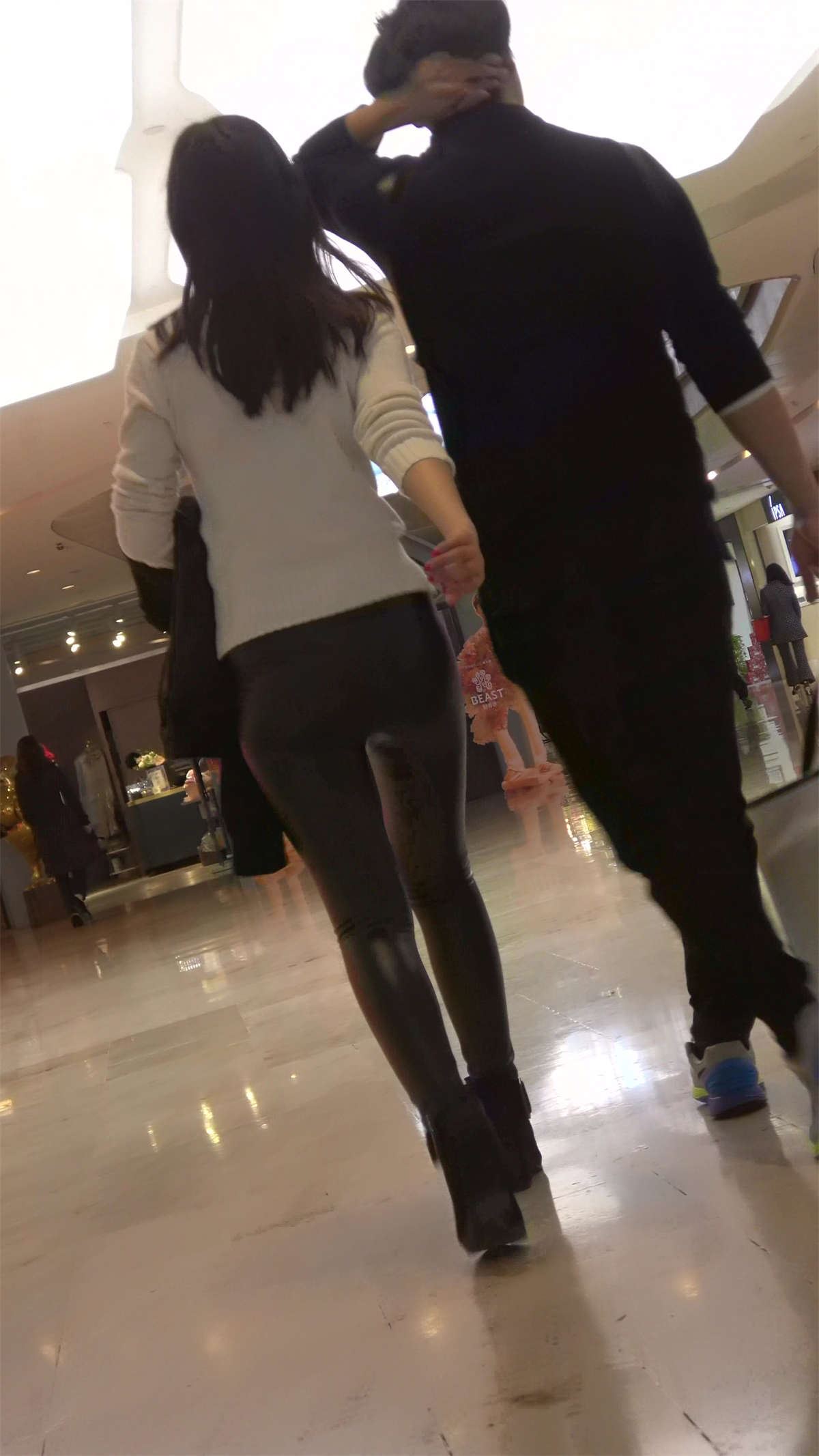 逛商场的两位超紧皮裤性感美女