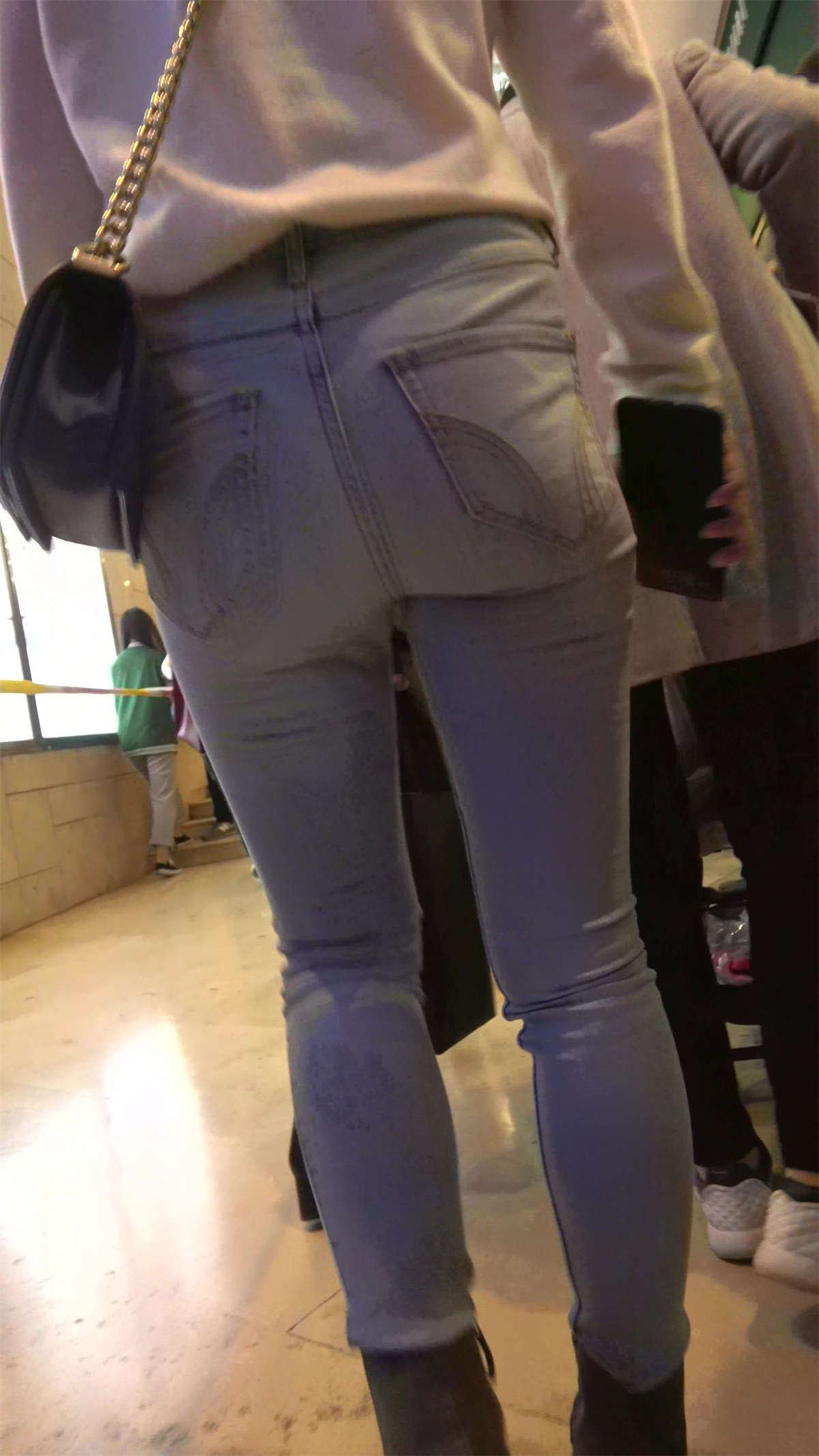 逛商场的极品紧身蓝牛肉臀MM