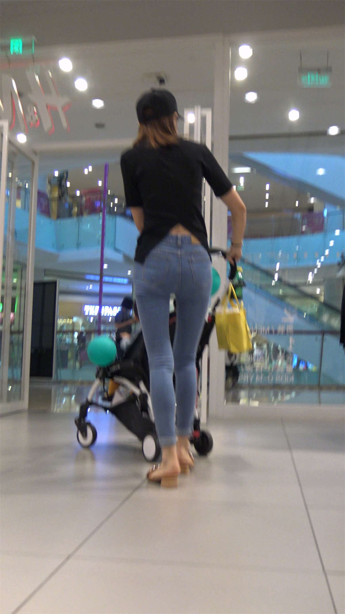 极品苗条紧身蓝牛黑T恤街拍美少妇