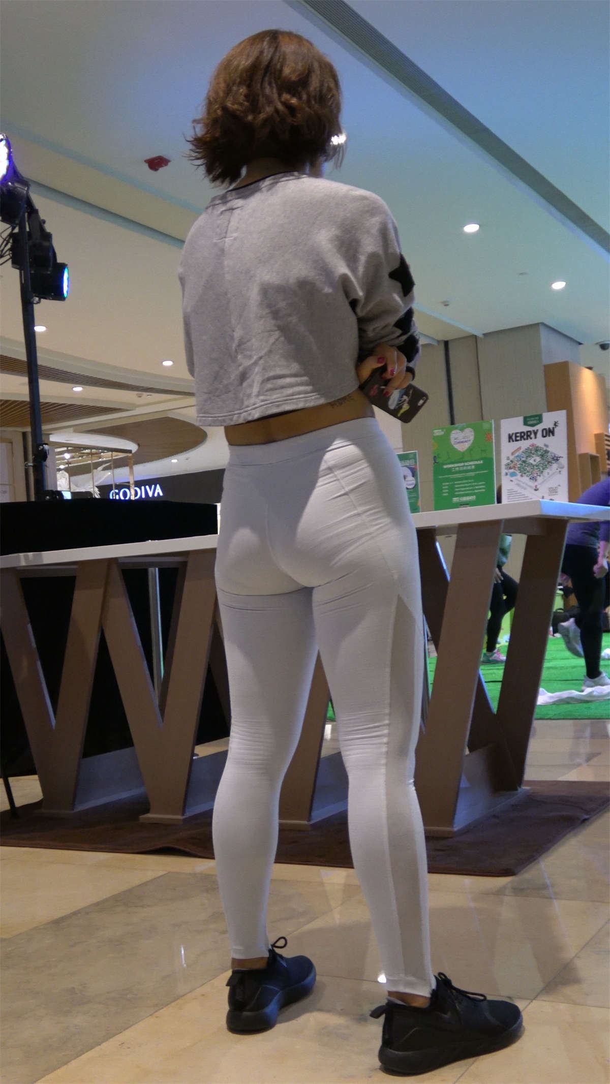 极品紧身瑜伽裤肥臀街拍美女2