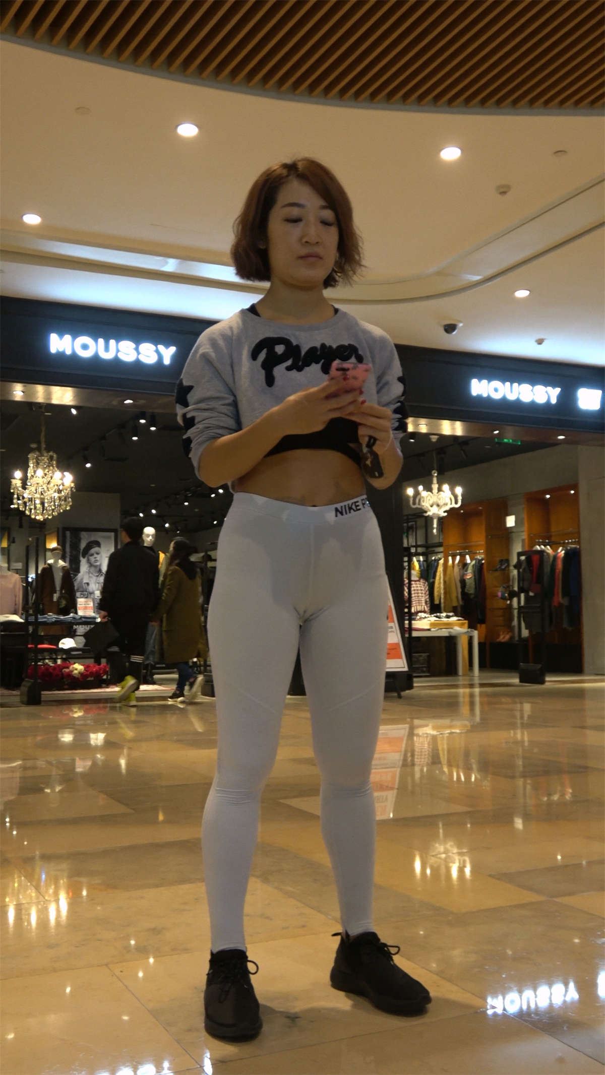 街拍紧身瑜伽裤肥臀美女1