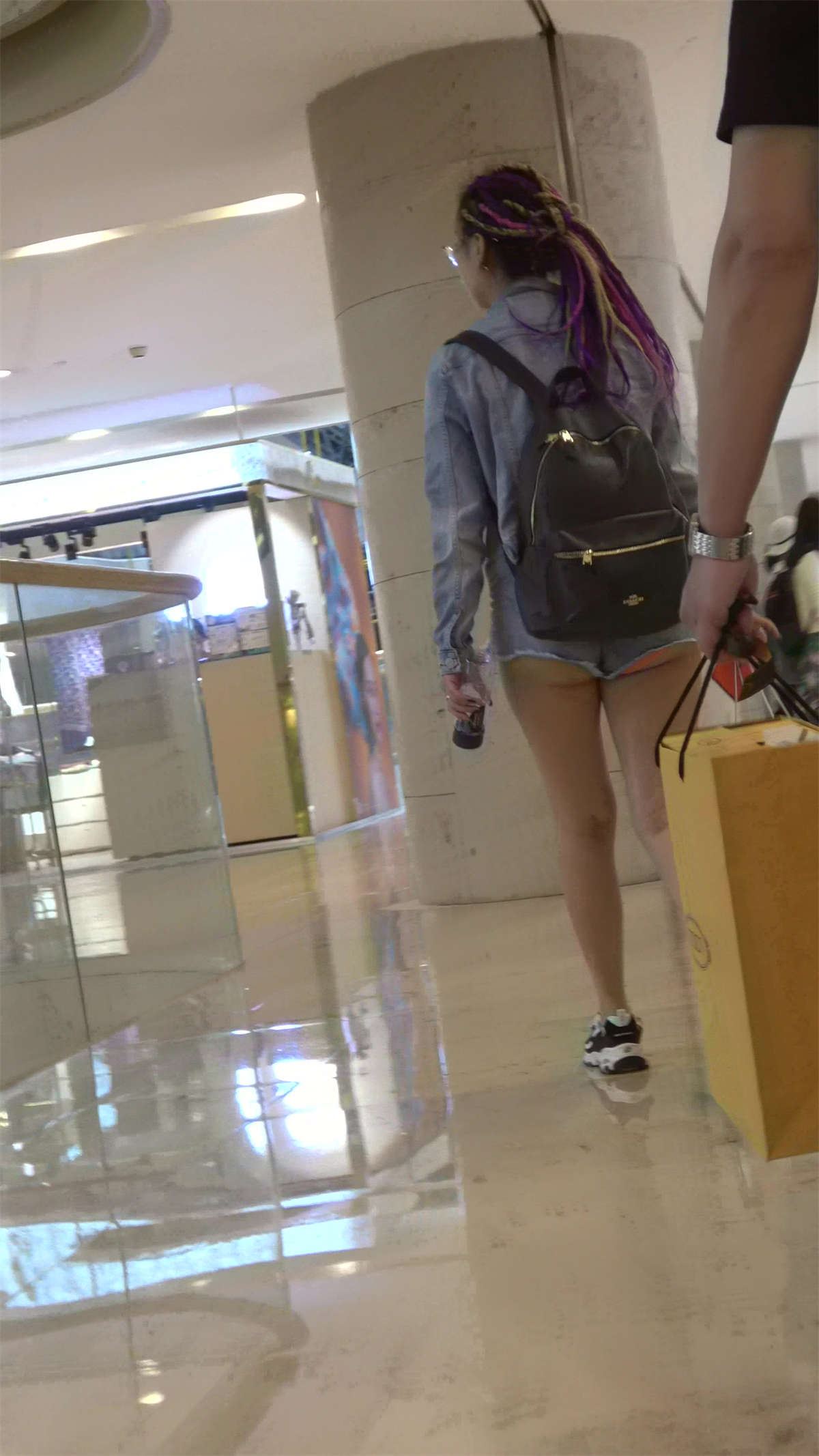 性感月牙臀热裤美女乘电梯