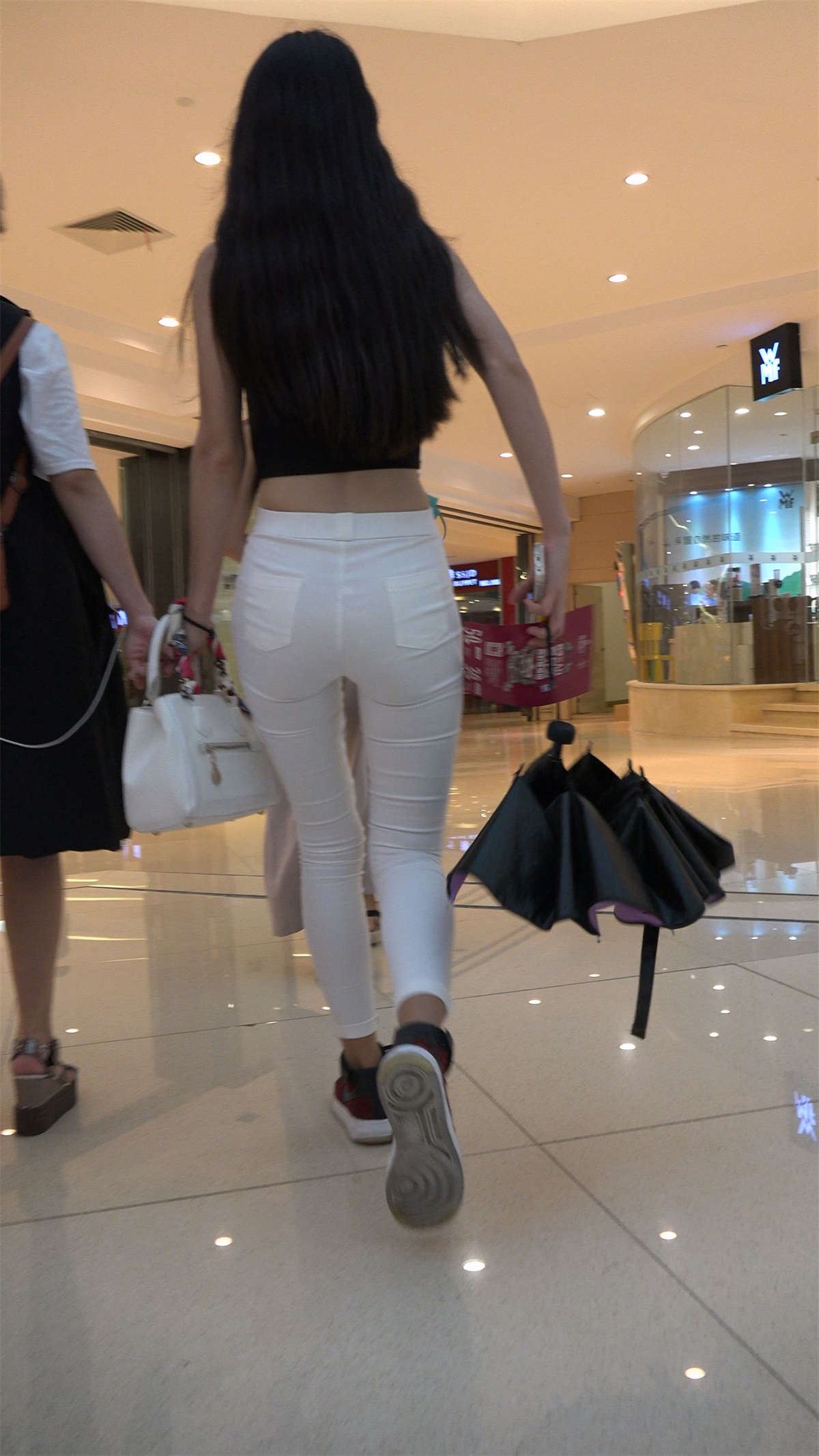 逛商场偶遇两位极品身材超性感美女