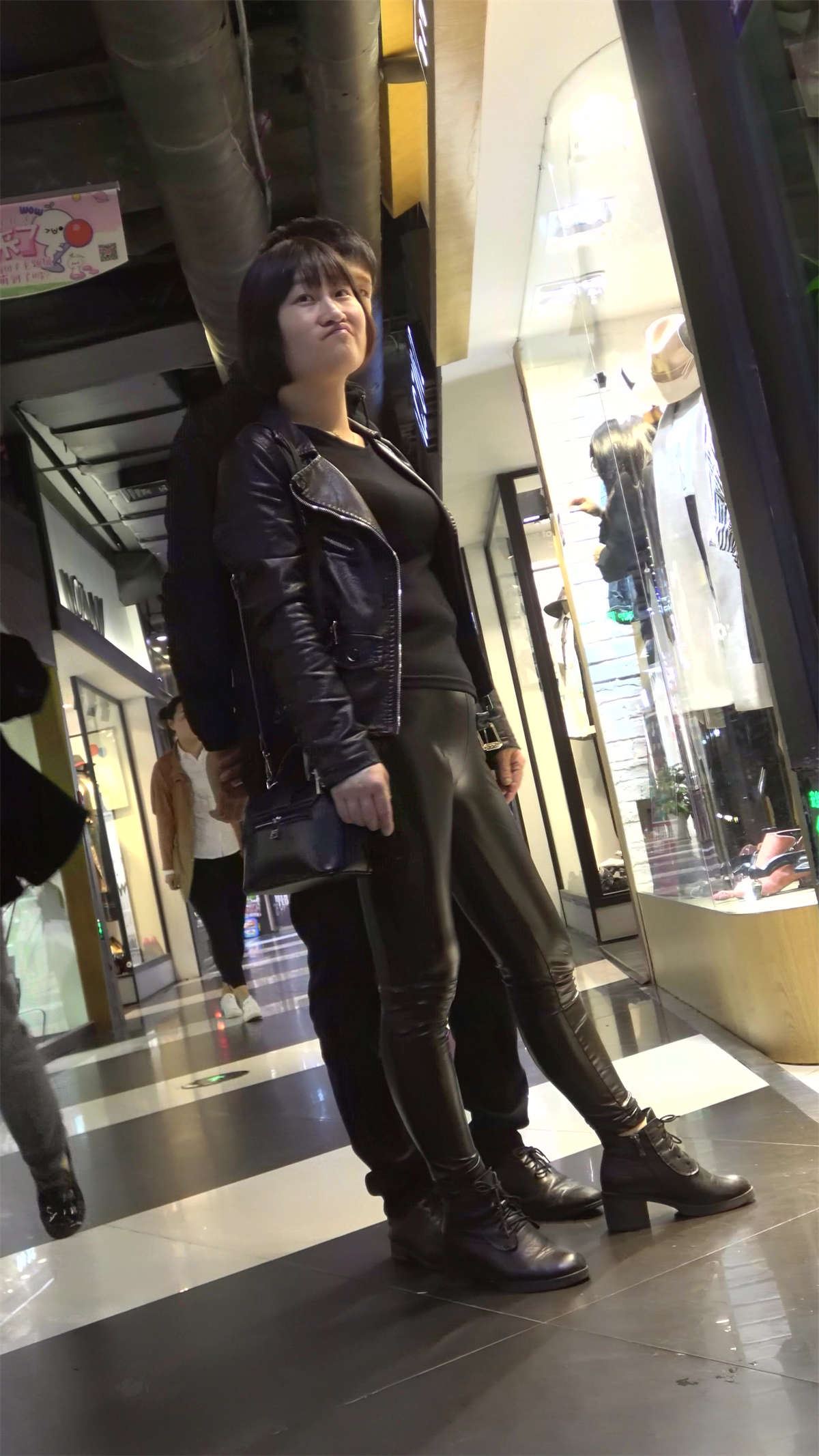 黑色皮裤MM