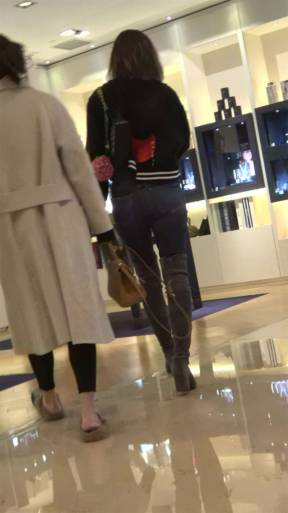 逛商场的极品紧身牛仔裤美女们