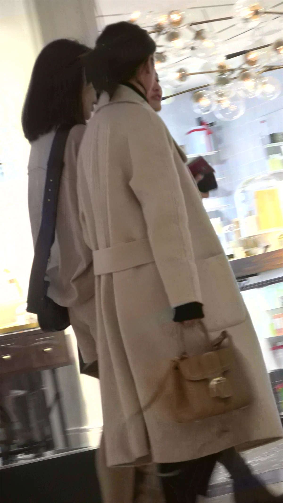 逛商场的极品紧身牛仔裤美女们
